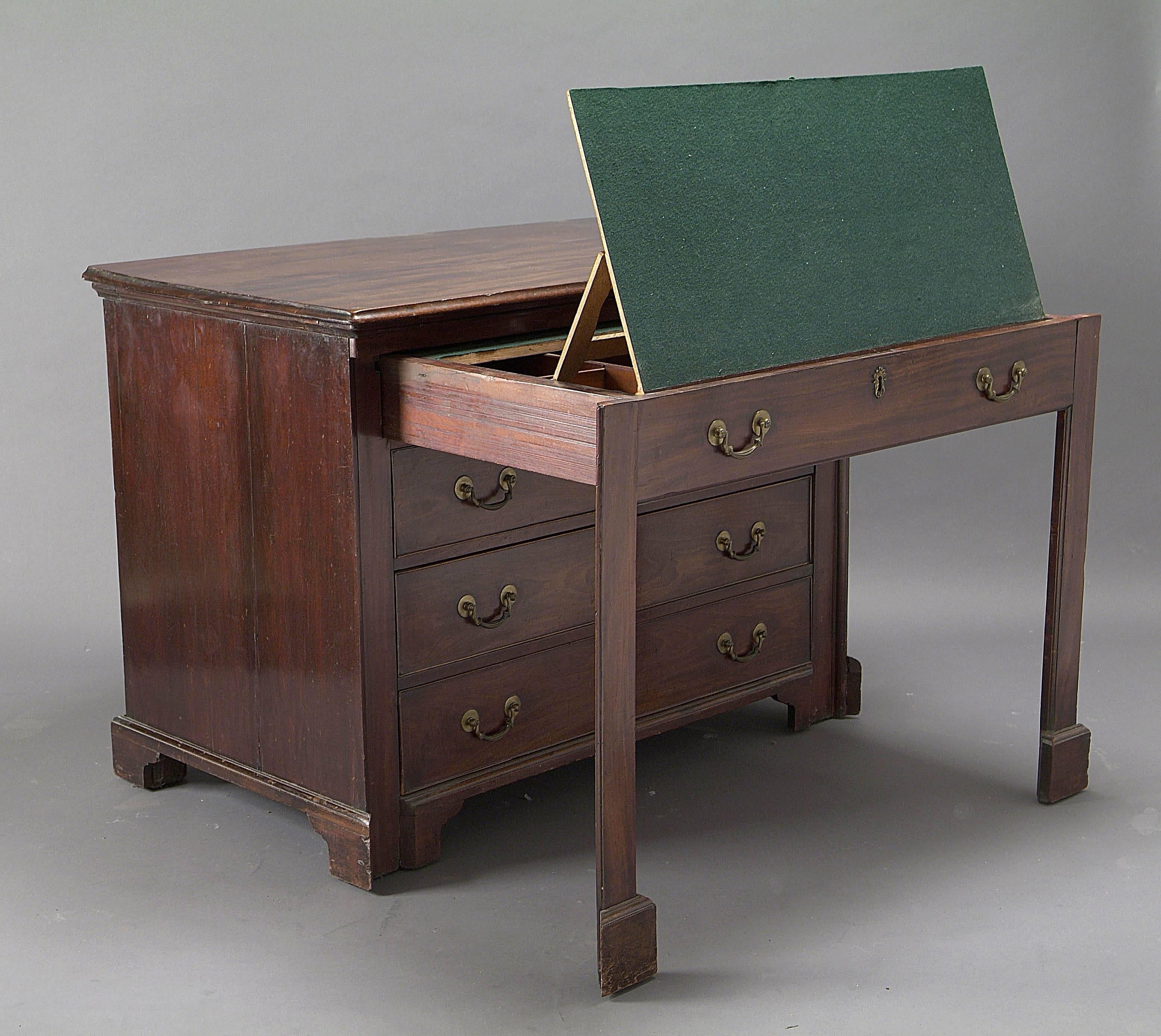 Very exceptional scriban of George III in mahogany from Cuba piece of furniture with many systems it opens by a large drawer forming a reading table and then presents a desk a rare piece of furniture because it has a chest of drawers part.