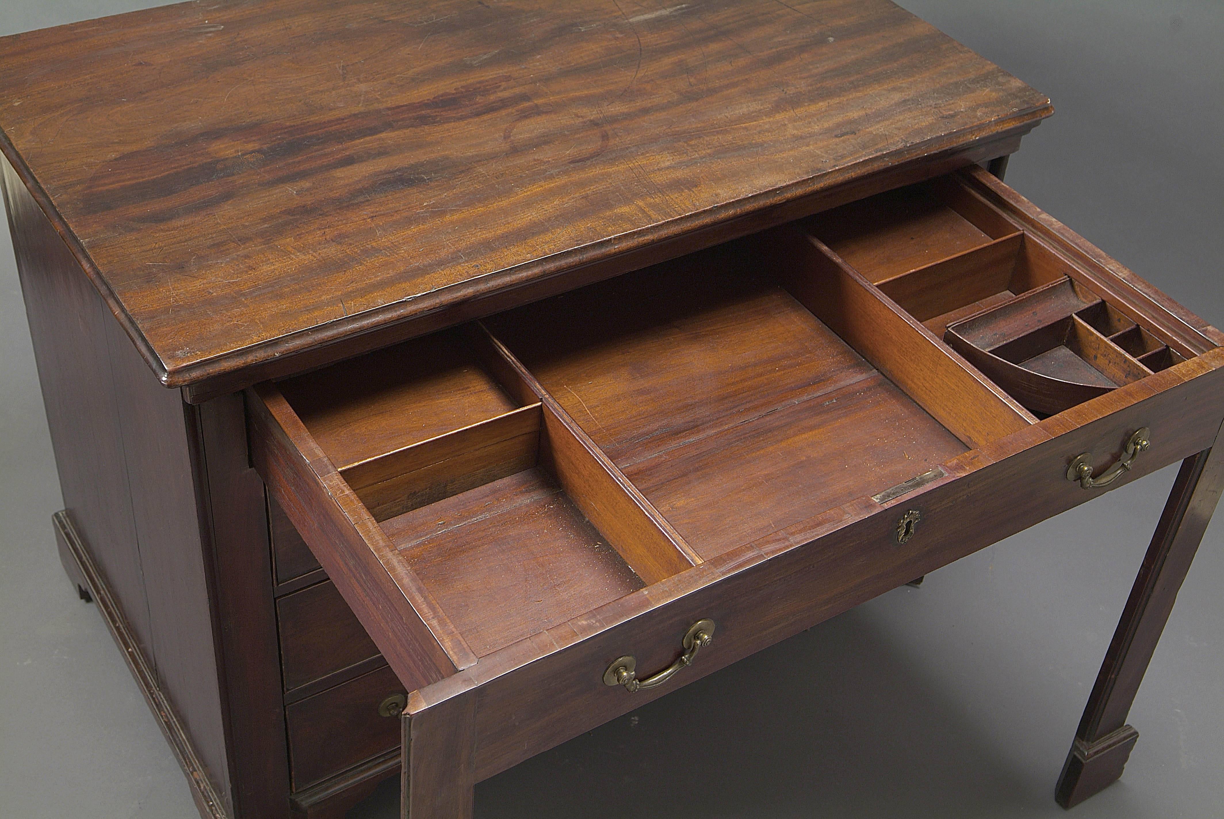 Scriban in Mahogany from Cuba, England, George III In Good Condition For Sale In Paris, FR