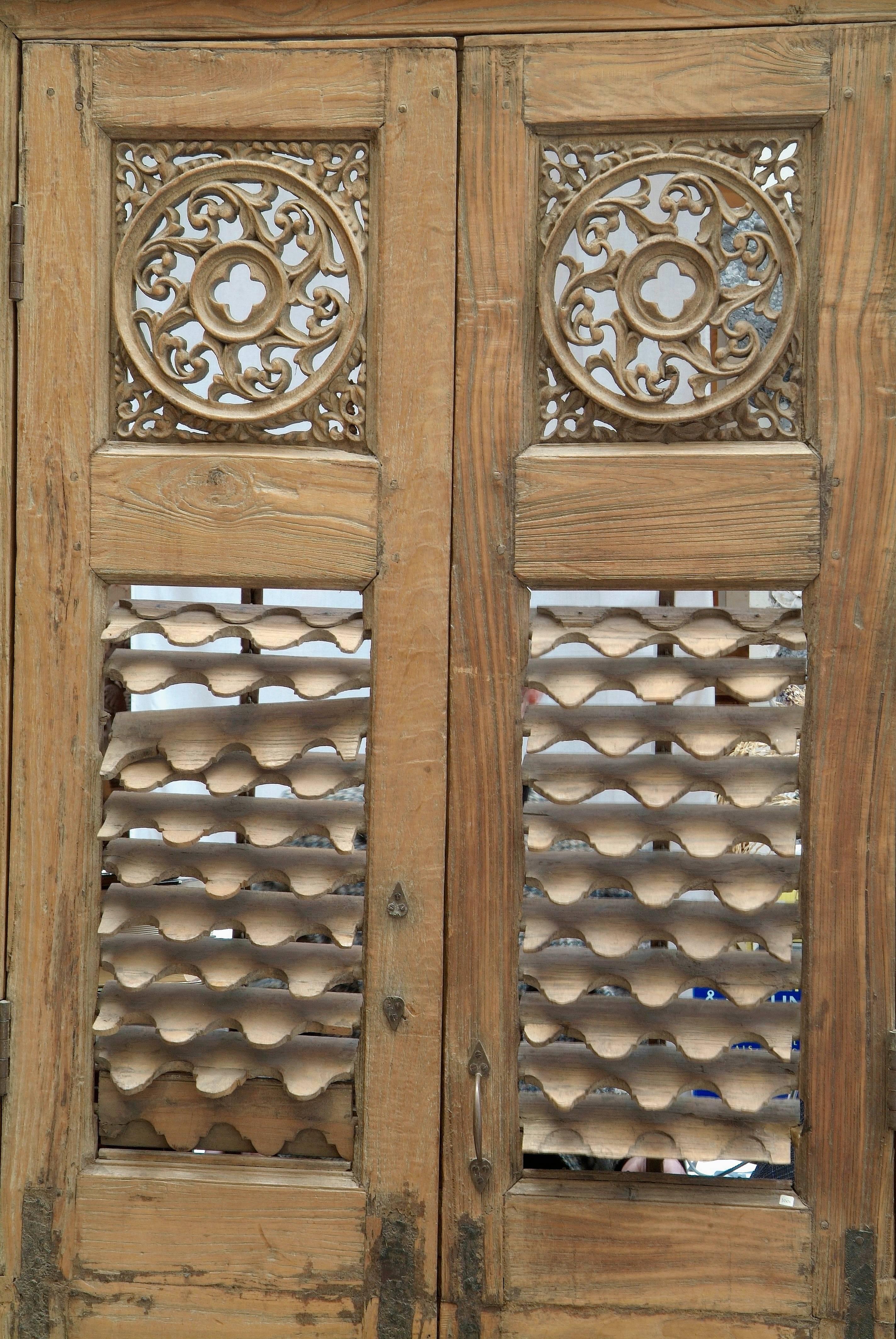 Hudge Indo-Portuguese door natural teakwood delicately carved -opening system with rare shutters, India, 18th century.
Dimensions: W 102 X H 272 X D 14 cm.