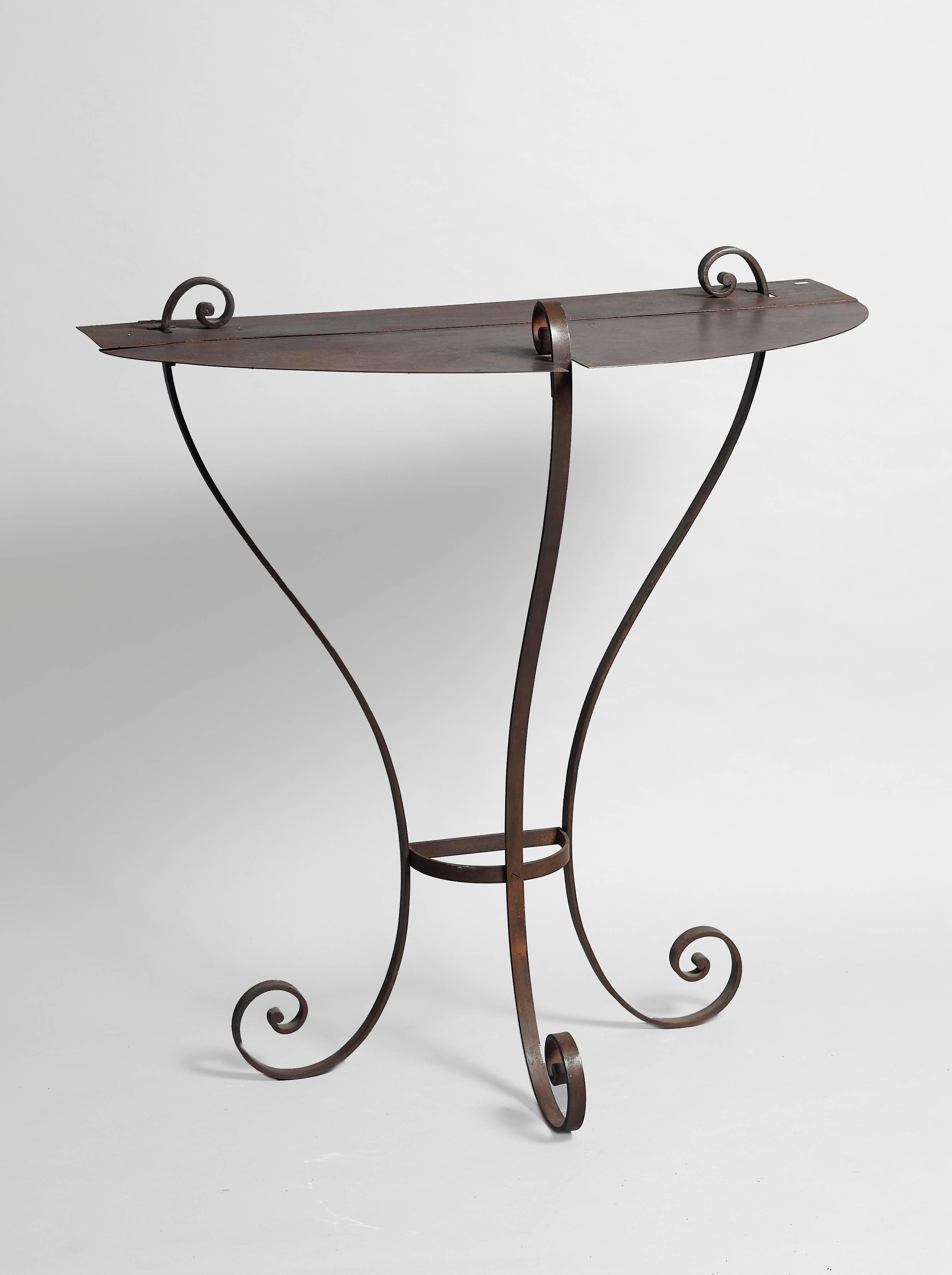 Important and rare metal conservatory console in very beautiful old patina  - 1/2 moon tray resting on 3 curved legs with windings - France 19th century
Dimensions: w.106 X d.60.5 X h.110 cm
