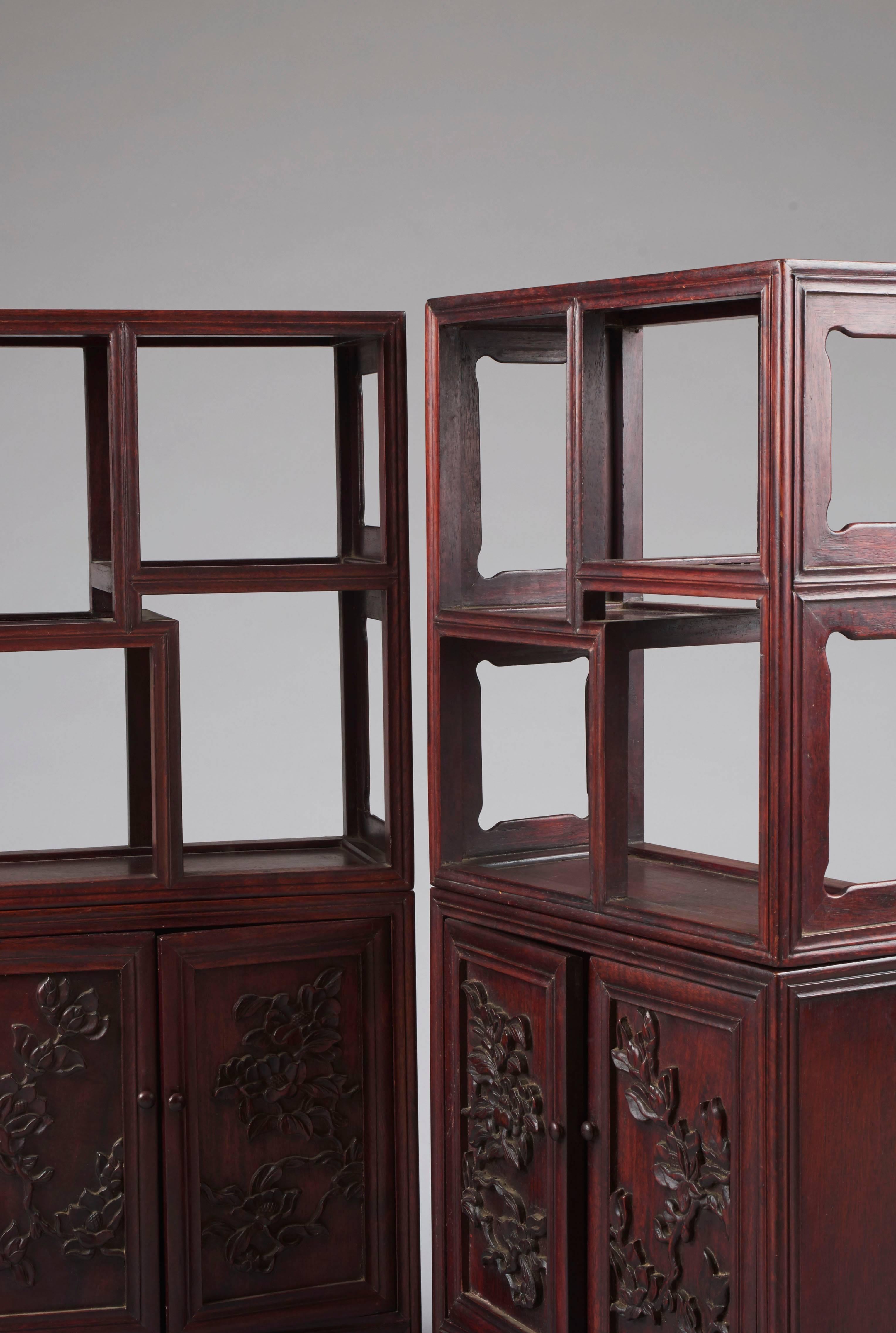 Very refined pair of Chinese shelves (in two parts - severable), carved pattern on the front doors, very good condition, in iron wood.
China, late 19th century
Dimensions: D.14 x H.63 x W.30.