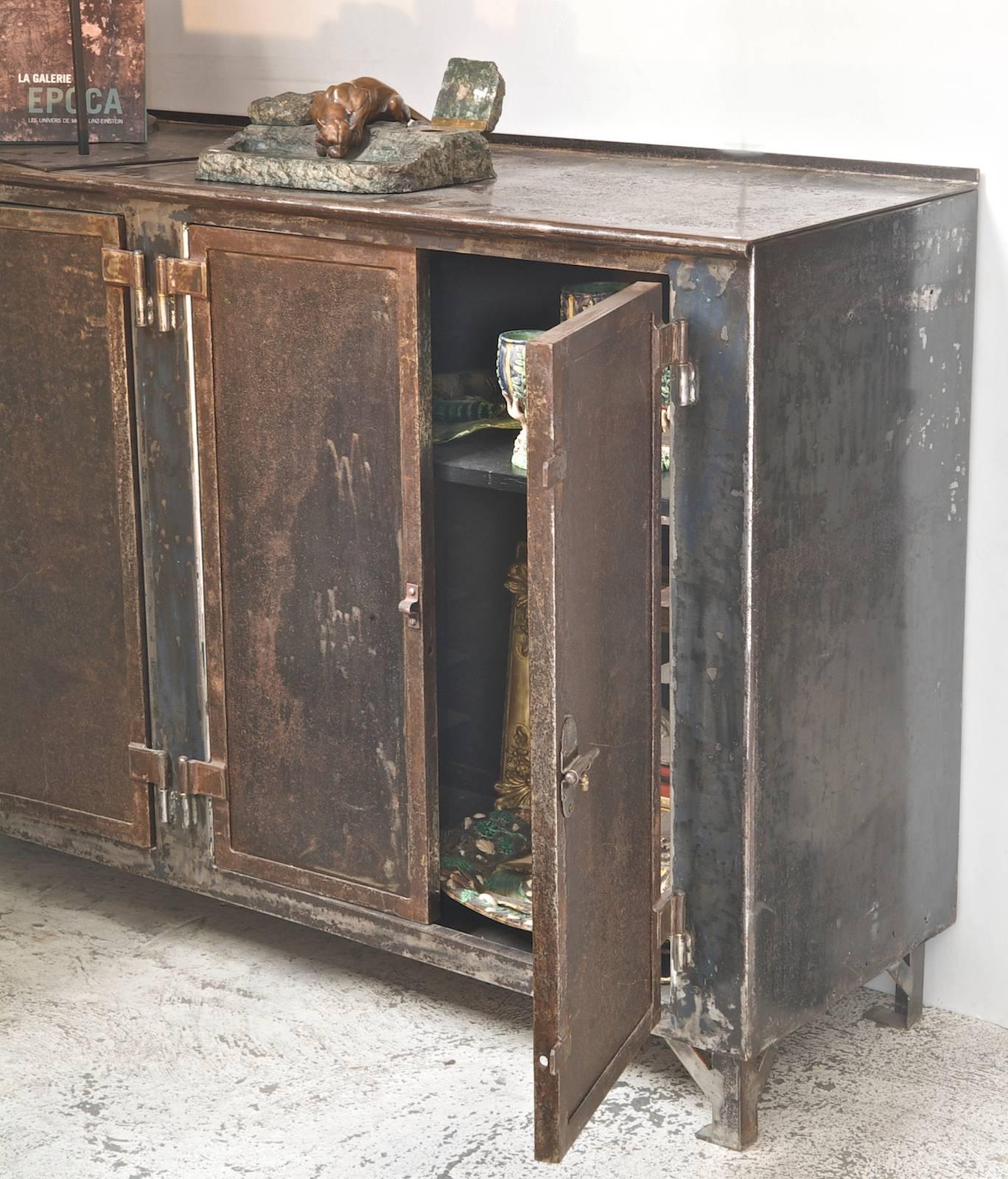 Important piece of furniture, cast iron with two double doors each opening on eight racks -
was used in a bakery for pastries - beautiful patina of age in black and brown tones -
France 19th century -
Dimensions: 160 x 47 x h.97 cm.
 