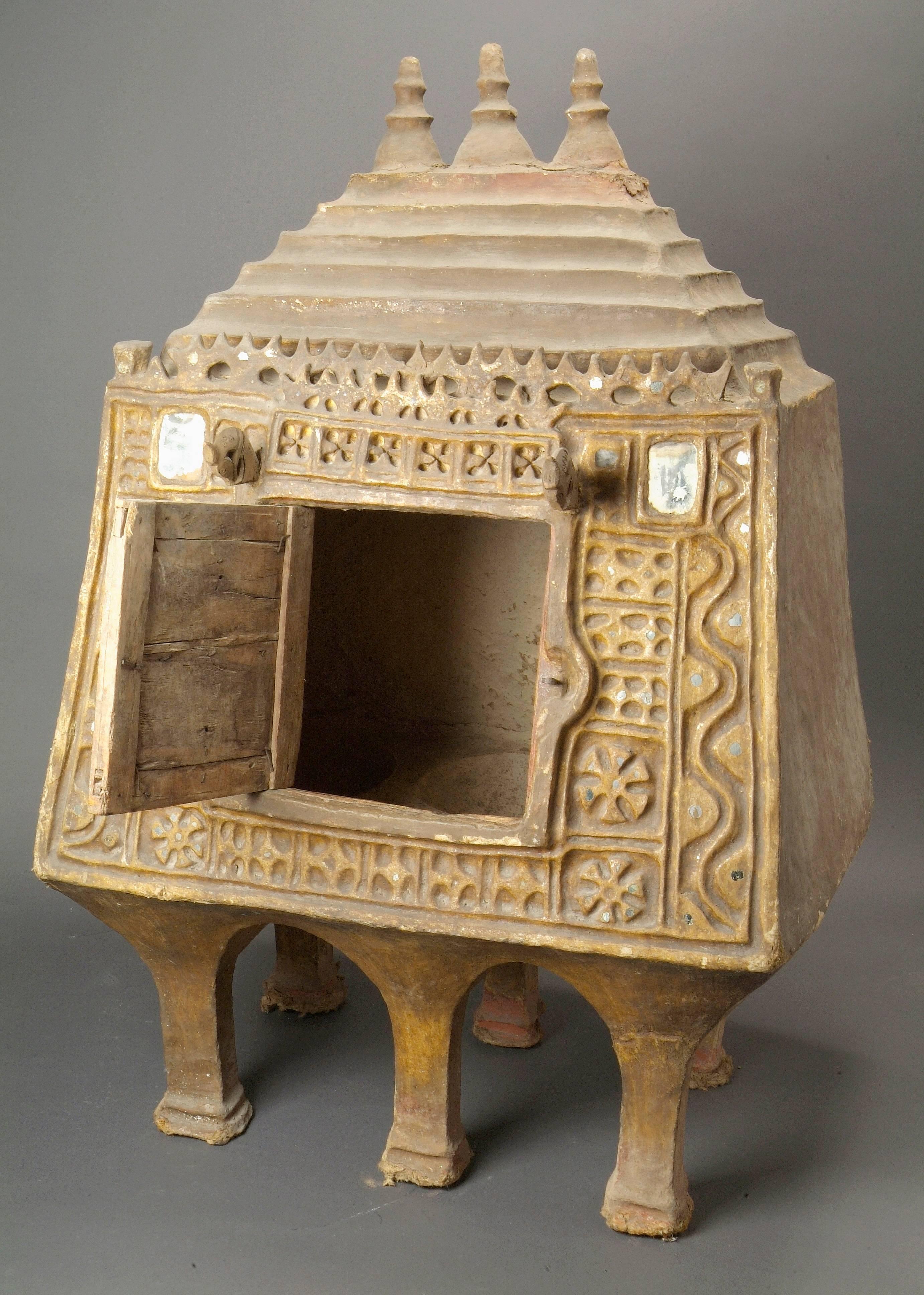 Very important pyramid-shaped pantry in papier-mâché delicately carved - step roof - opening by a wooden door with iron lock - on each side of the door, wooden stylized bird and mirror -
supported by six legs -
Afghanistan, 18th