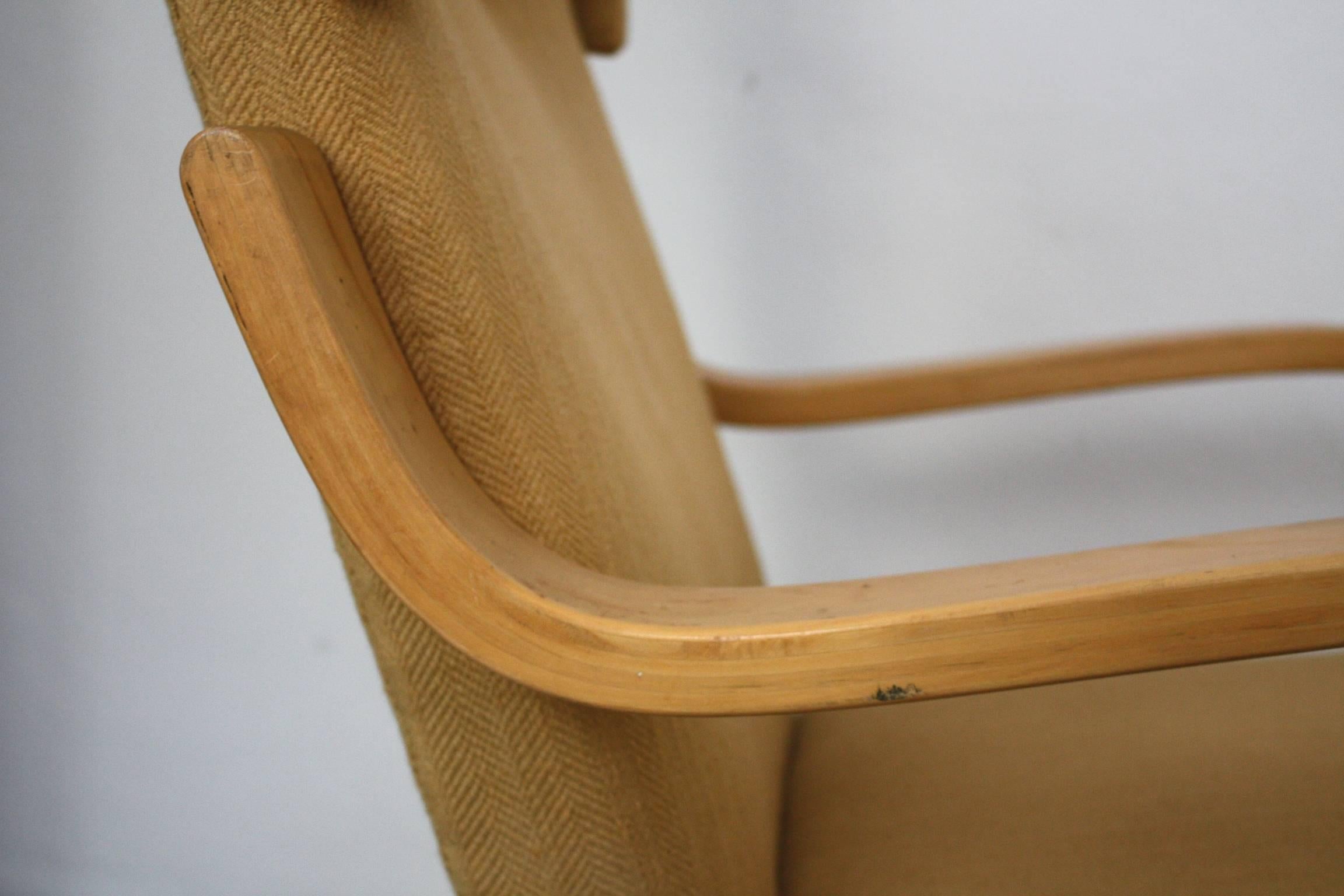 Armchair model 401 designed in 1933 by Alvar Aalto. Birch structure, seat and back covered in fabric. Very good conditions.