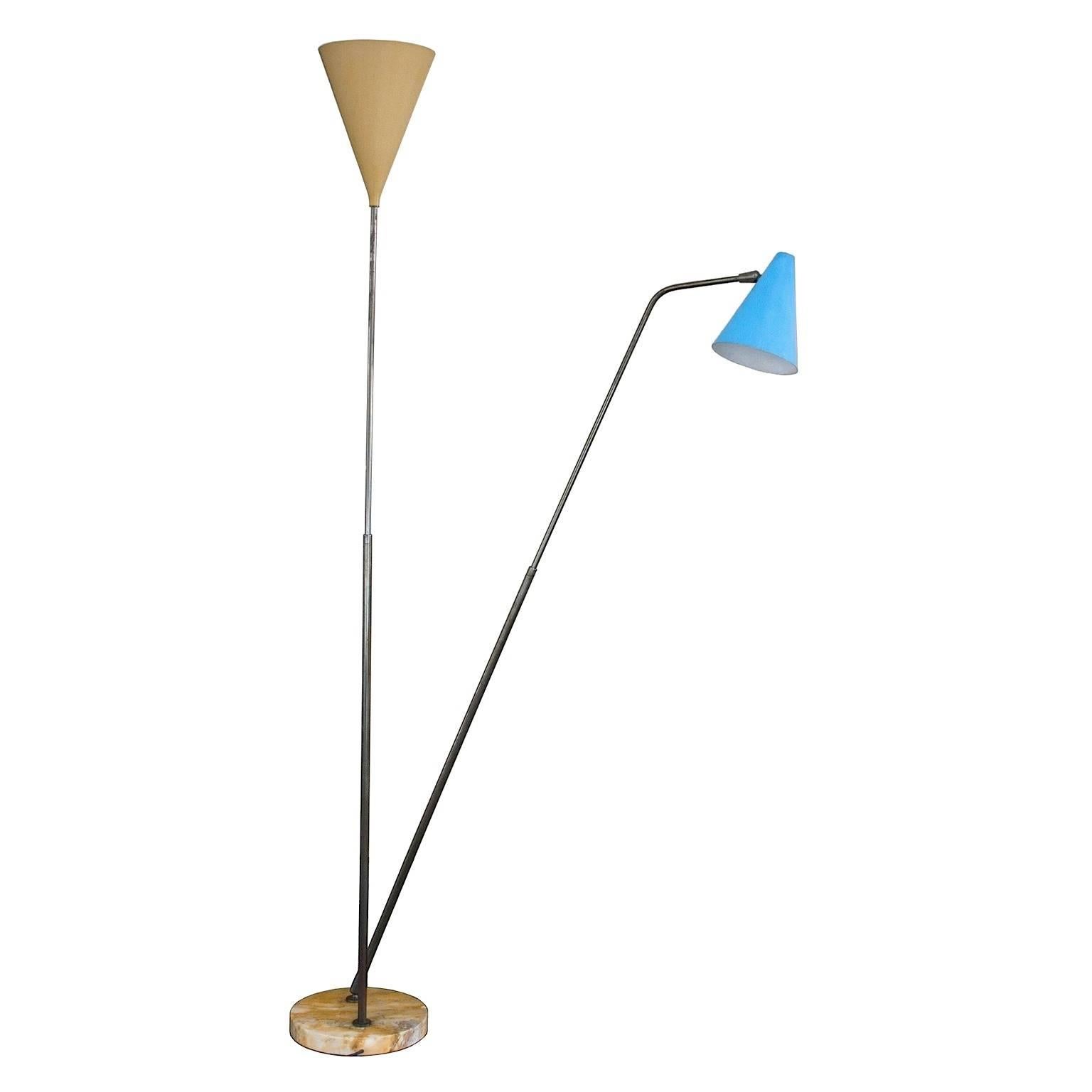 Adjustable and extendible floor lamp. Burnished brass structure, varnished metal diffusors. Designed by Giuseppe Ostuni for Oluce, circa 1950.