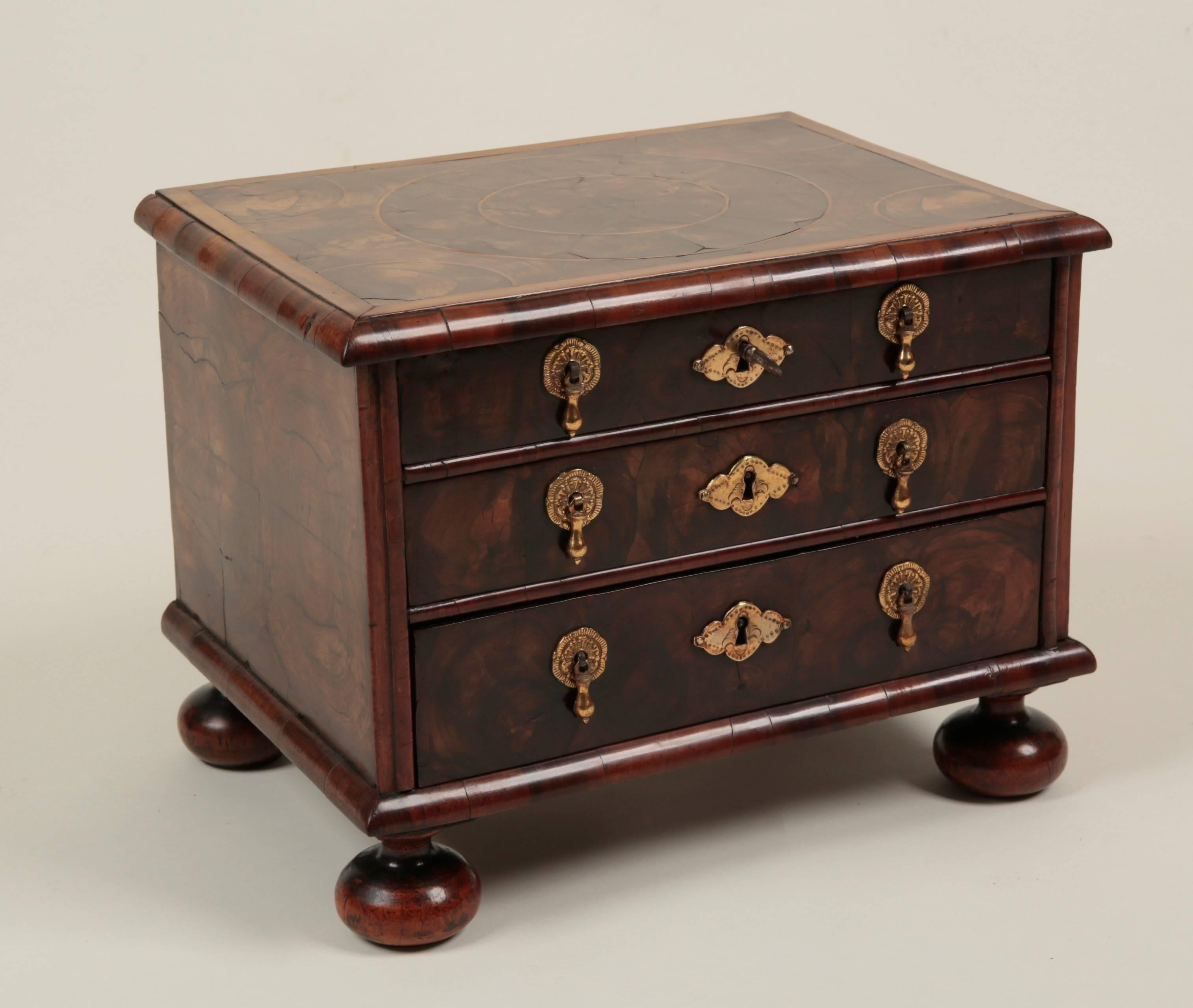 William & Mary Oyster Veneered Miniature Chest In Good Condition For Sale In Folkestone, Kent