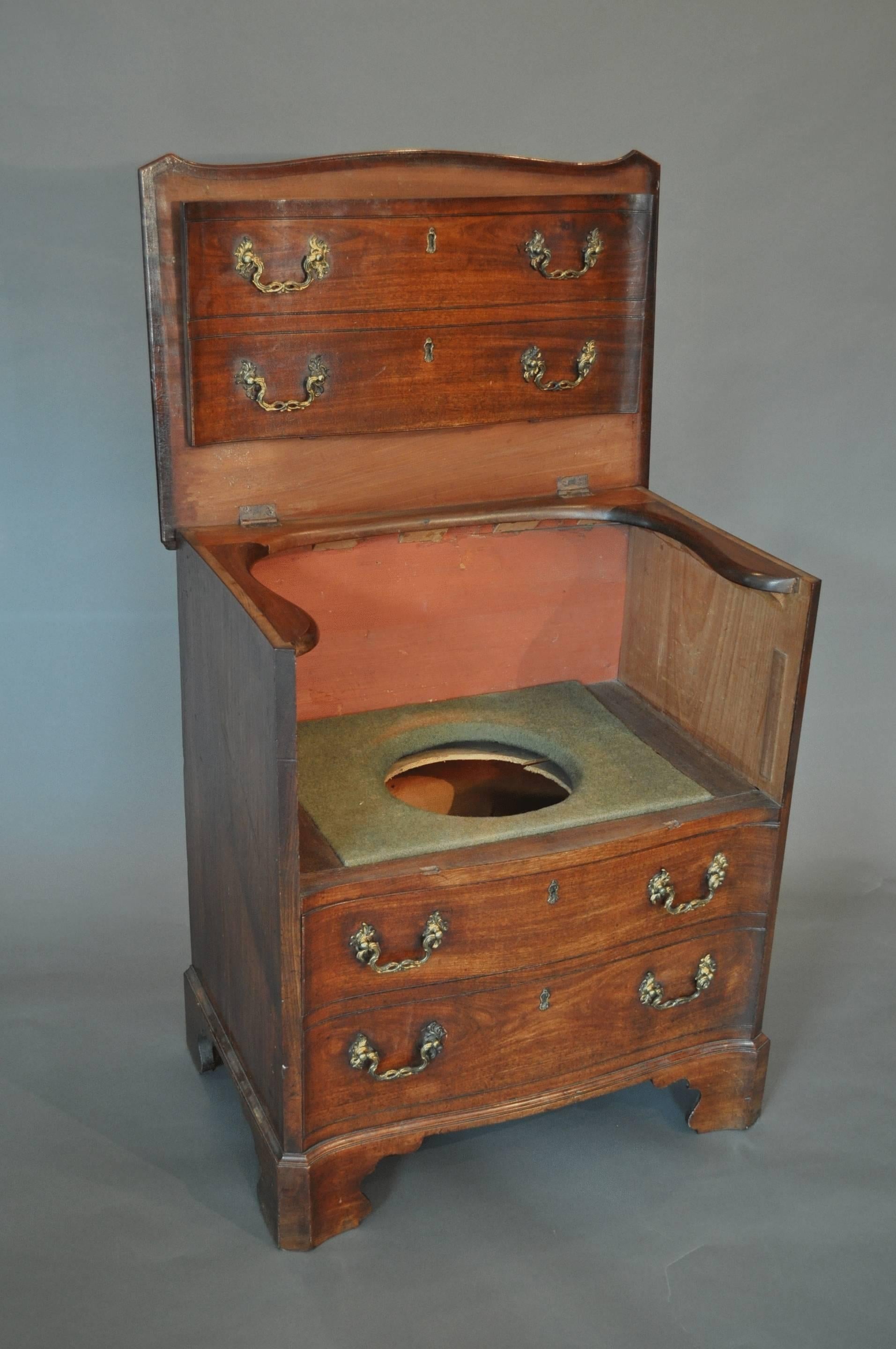 Small Serpentine Commode Chest In Good Condition For Sale In Folkestone, Kent