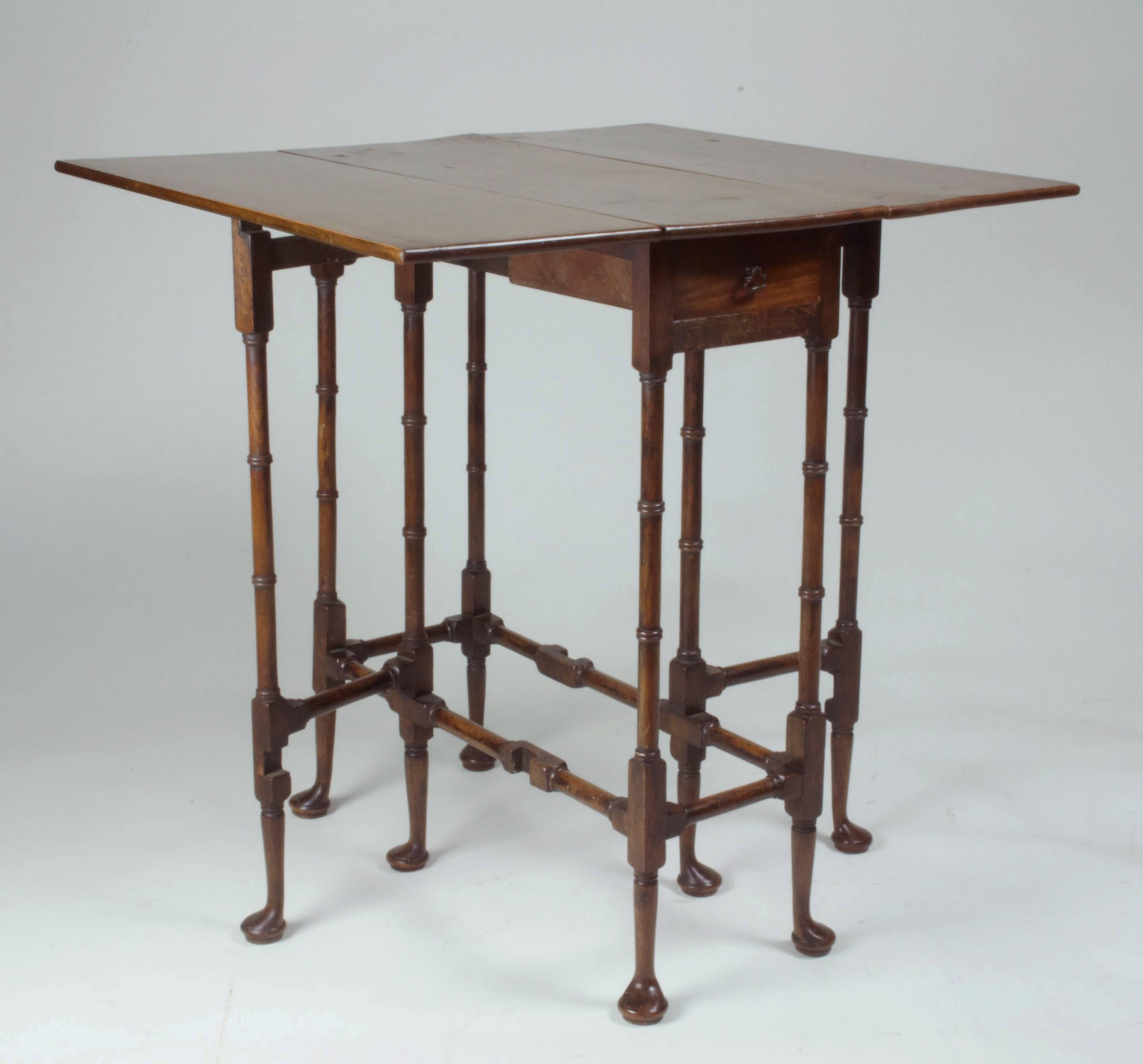 A good Georgian period mahogany drop-leaf spider-leg table with rectangular top having two drop-sides above an apron drawer and standing on eight finely turned ring-set legs ending in pad-feet and joined by conforming stretchers.
Good original
