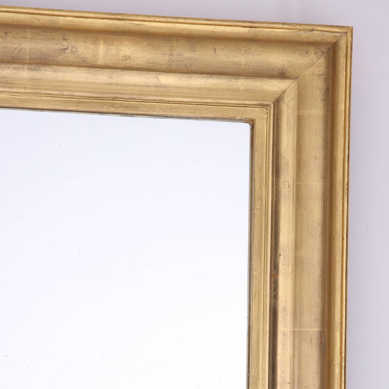 Large and impressive rectangular giltwood mirror, with an elegant frame. Original plate.