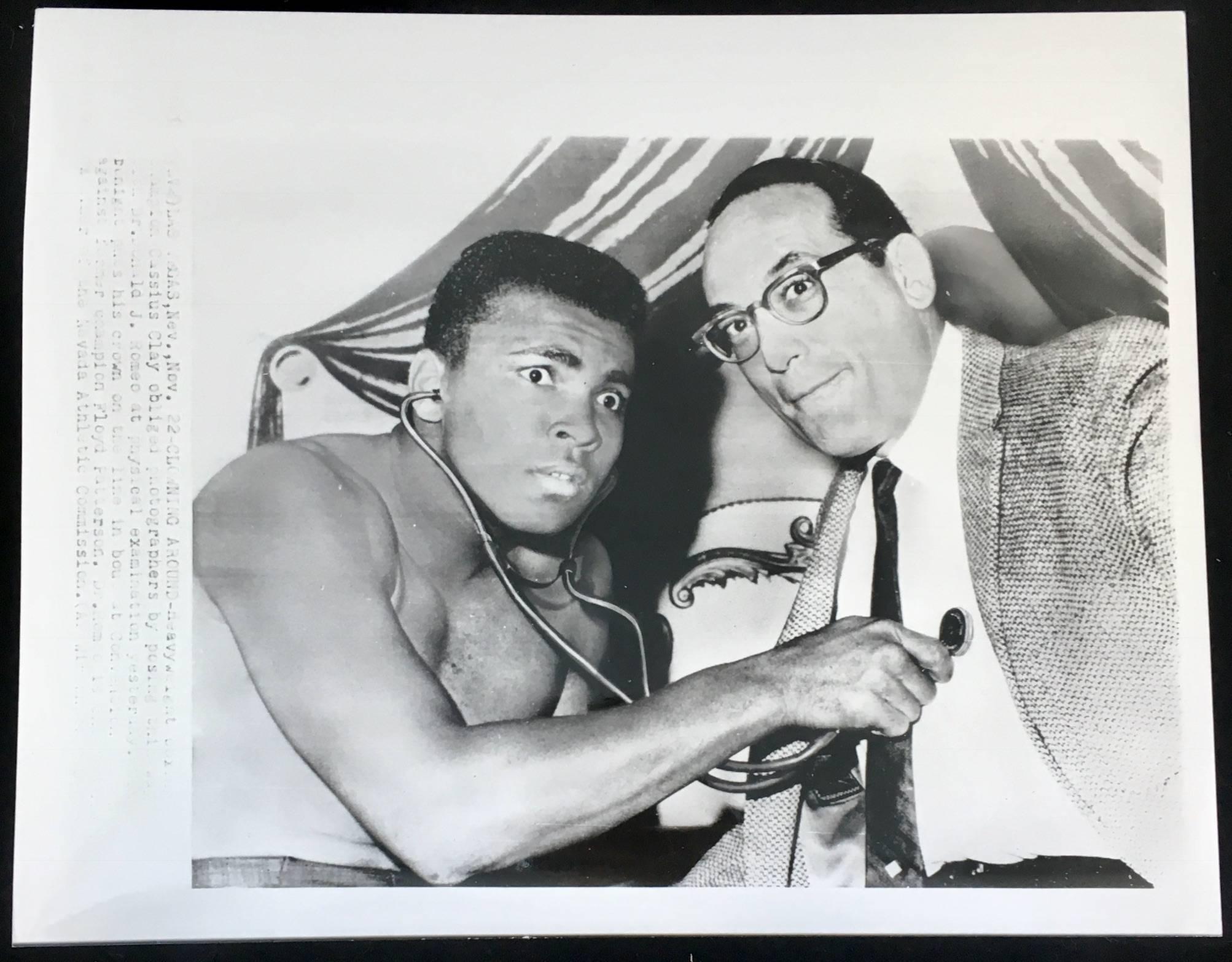 Muhammad Ali, vintage original press photo 1964: Ali versus Clay Patterson, 1965.


Measures: approximately 6.5 x 8.75 inches.
Fading to print on left side; otherwise Very good condition.
Stamped 1965 on the reverse.

Related