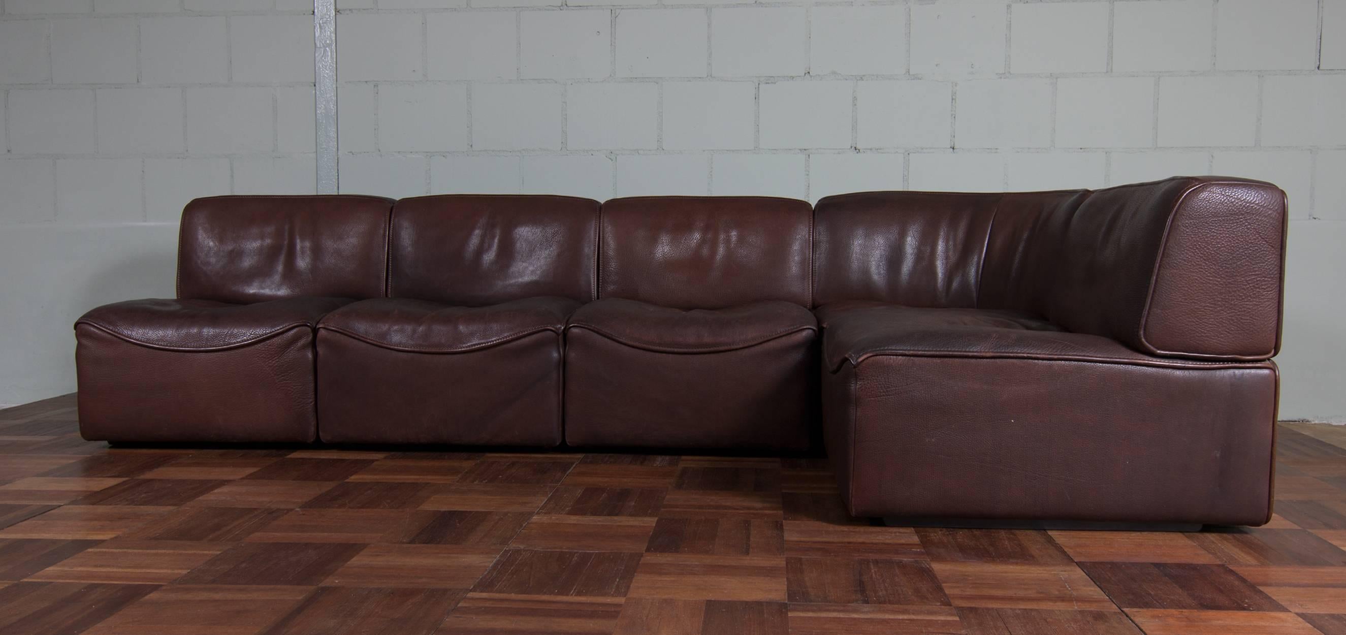 De Sede DS 15 modular neck leather sofa with five elements. Produced and designed by the Swiss company De Sede in the 1970s. The sofa has many set-up possibilities. You can make a corner sofa, two separate sofas or an easy chair separately, with