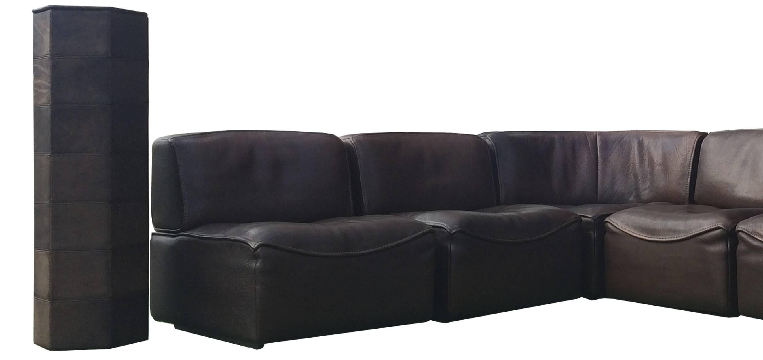 De Sede DS 15 modular neck leather sofa with six elements. Produced and designed by the Swiss company De Sede in the 1970s. The sofa has many set-up possibilities. You can make a corner sofa, two separate sofa’s or an easy chair separately, with