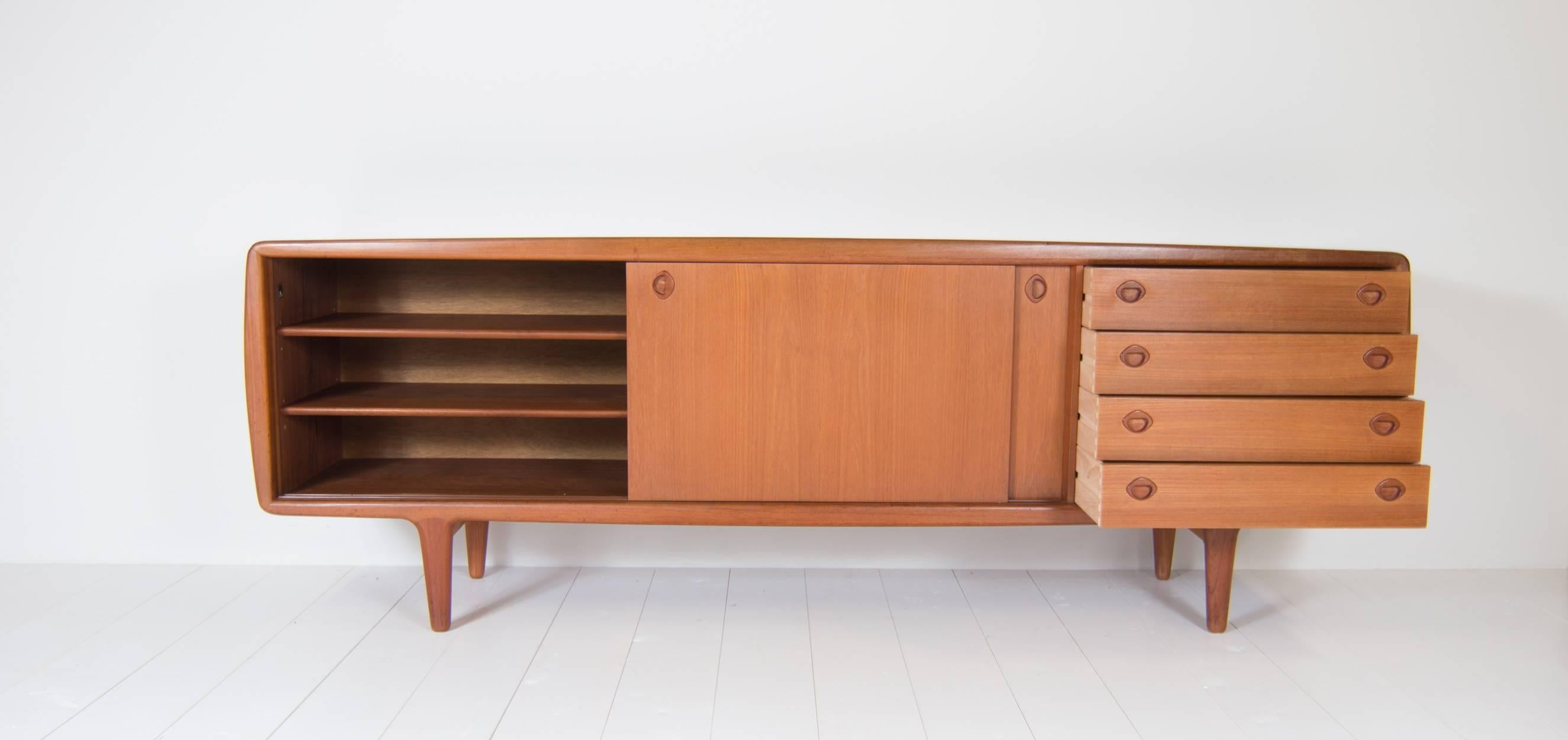 This Danish design sideboard was produced in the 1960s by the Danish company H.P.Hansen Møbelindustri. The sideboard is made of high quality teak. Because of this, the condition is very good.

Design of the H.P. Hansen sideboard
This sideboard has