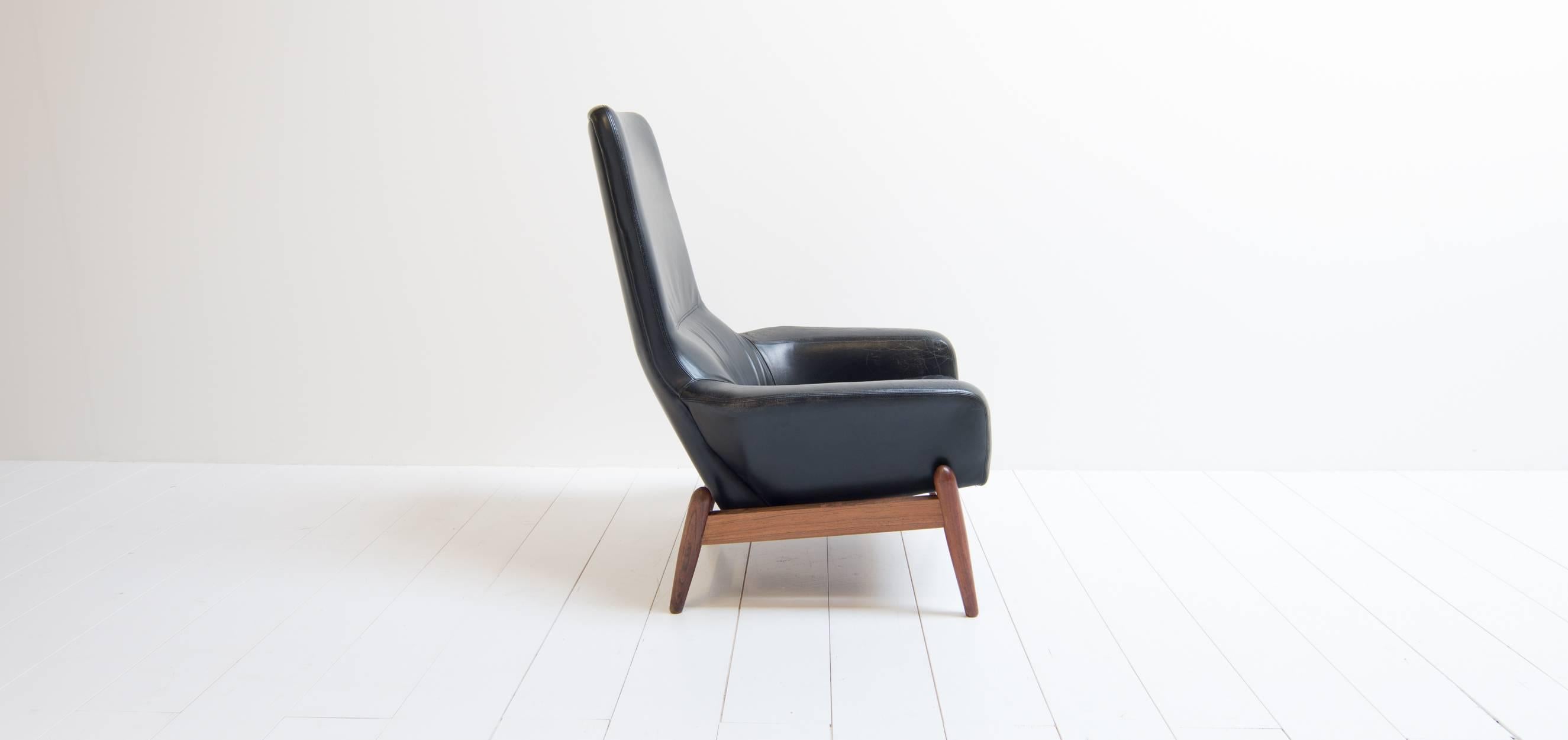 Bovenkamp lounge chair upholstered in black leather with rosewood frame. Ib Kofod Larsen designed this vintage lounge chair in the 1960s for the Dutch brand Bovenkamp. This is the high ‘male’ lounge chair.

The Design of the Bovenkamp lounge