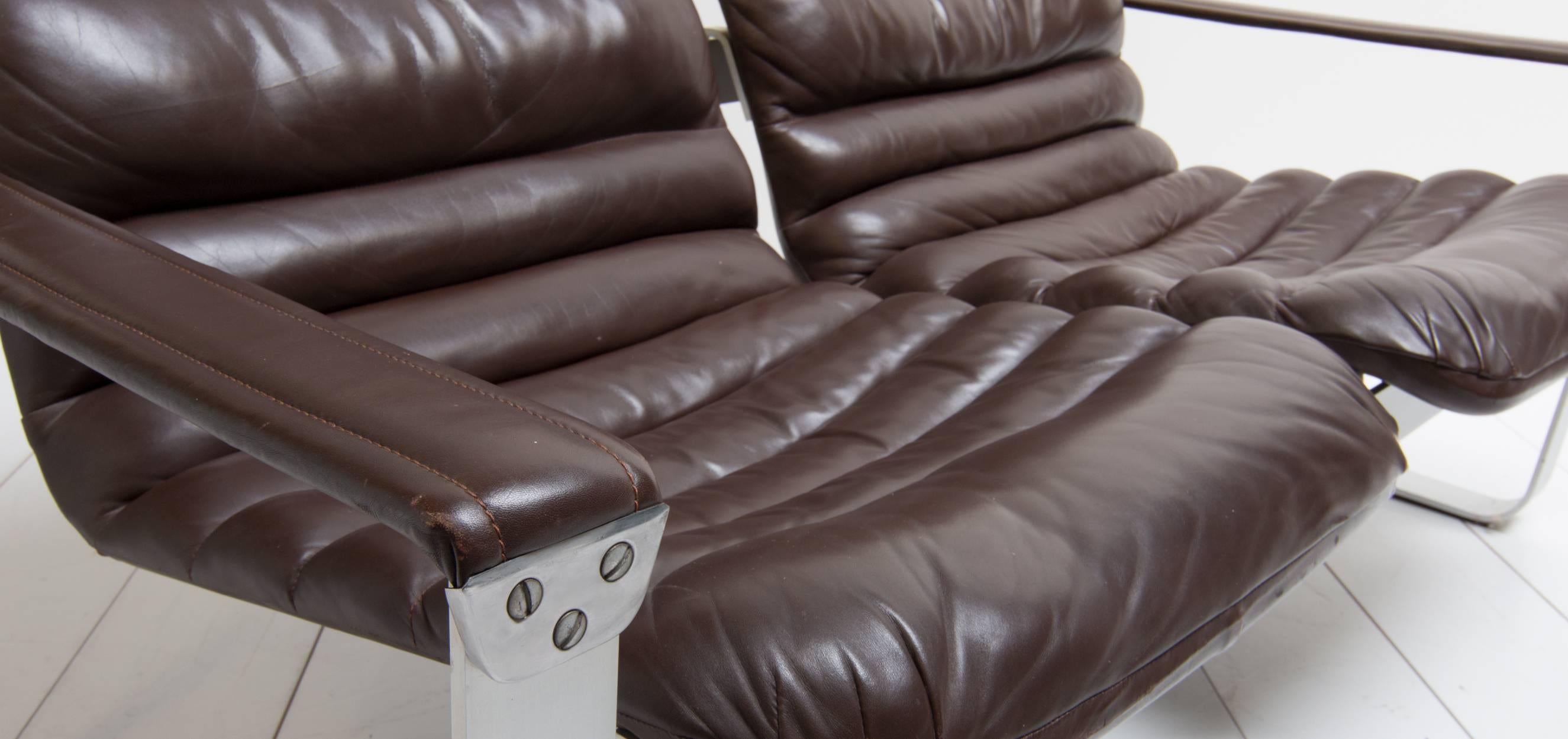 Asko sofa model Pullka designed by the Finnish designer Ilmari Lappalainen in 1968. The padded shaped seat elements in leather connected on an bruised aluminium frame with leather armrests. The comfortable sofas were designed by Finnish designer