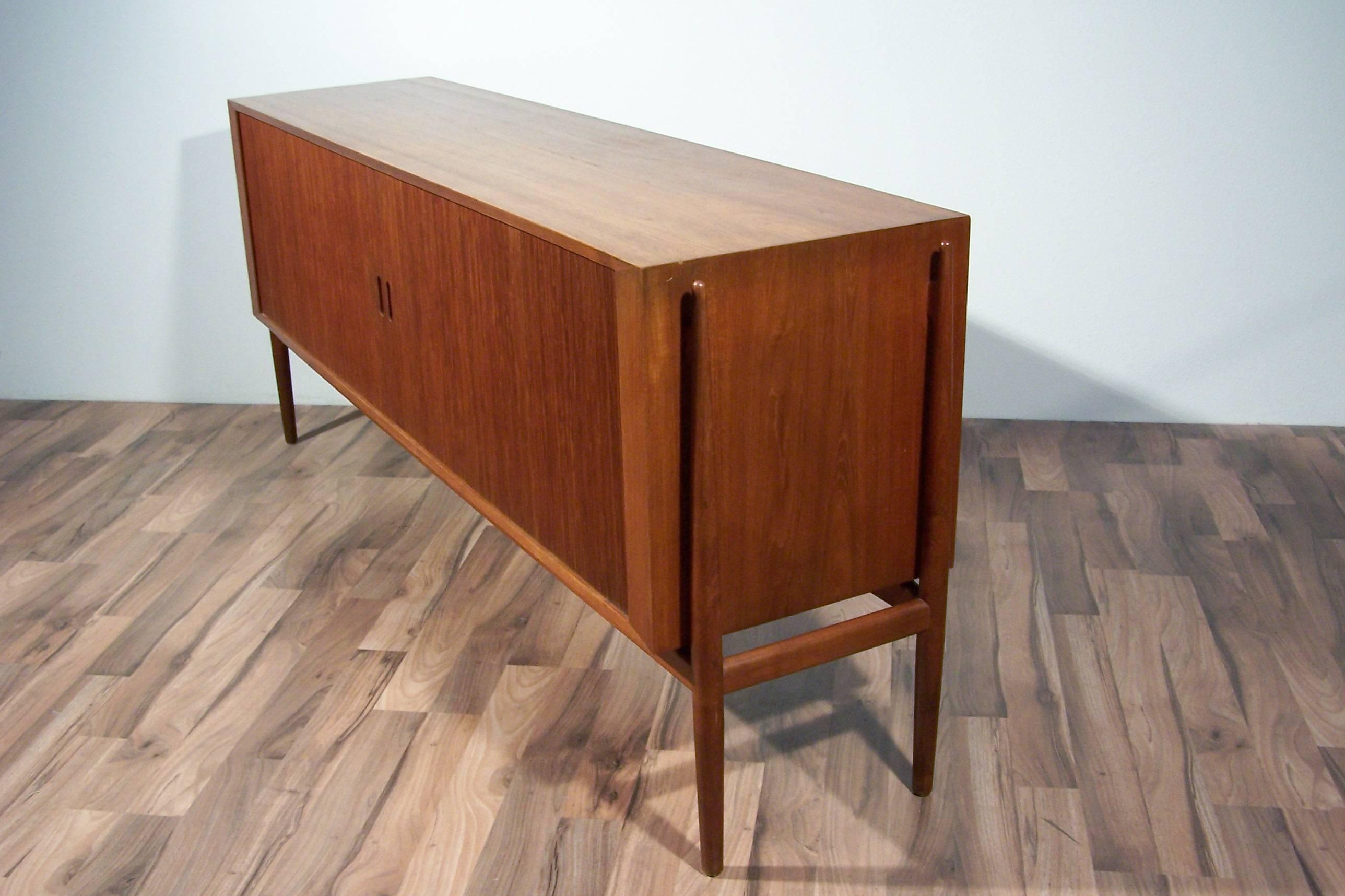 Finn Juhl Danish Design Sideboard NV54 with Tambour Doors In Good Condition For Sale In Sint Oedenrode, NL