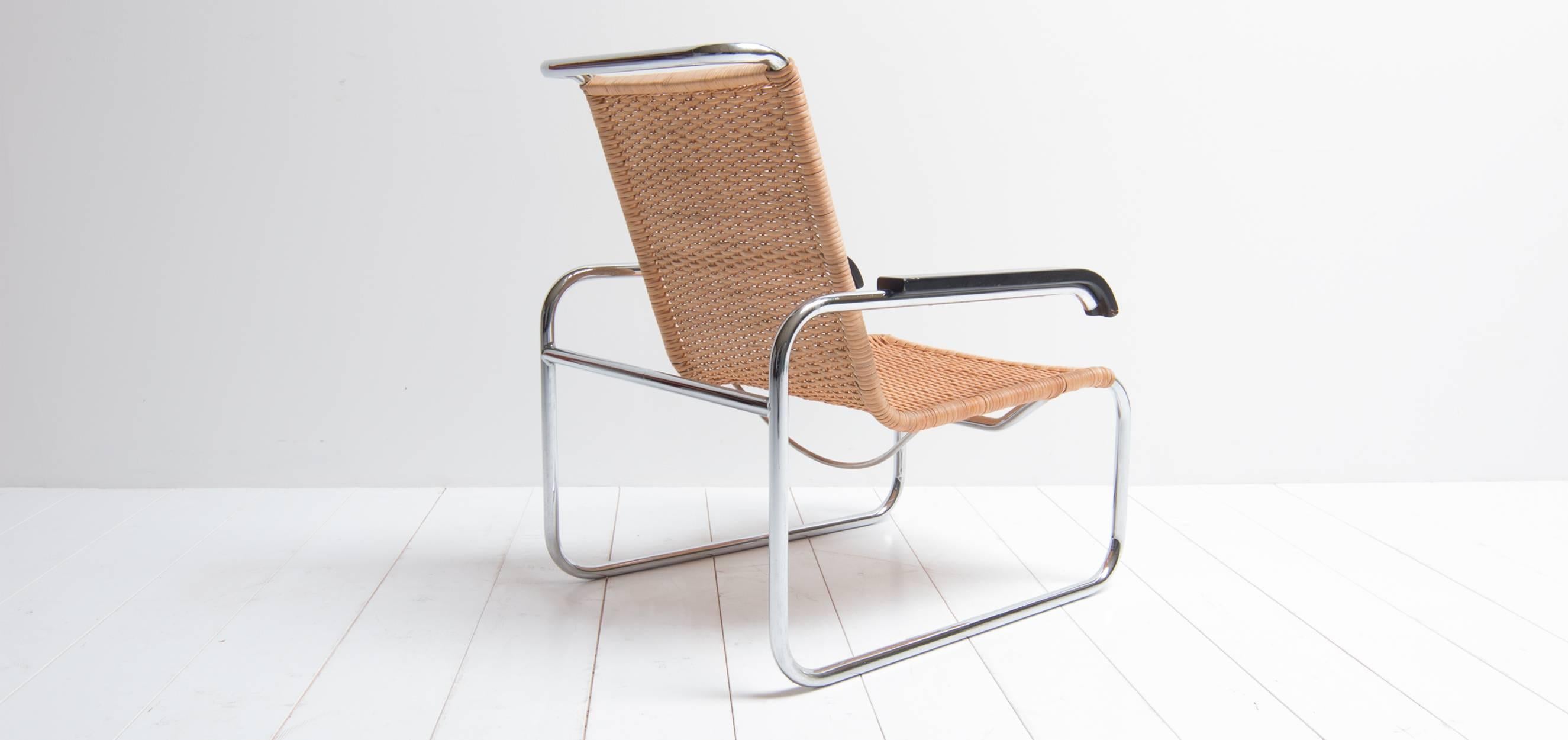Vintage design cantilever designed by Marcel Breuer, model B35. The chair is produced by Thonet in Germany. This cantilever is matted with rattan and has wooden armrests with a chromed tubular steel frame. This vintage design cantilever is in good