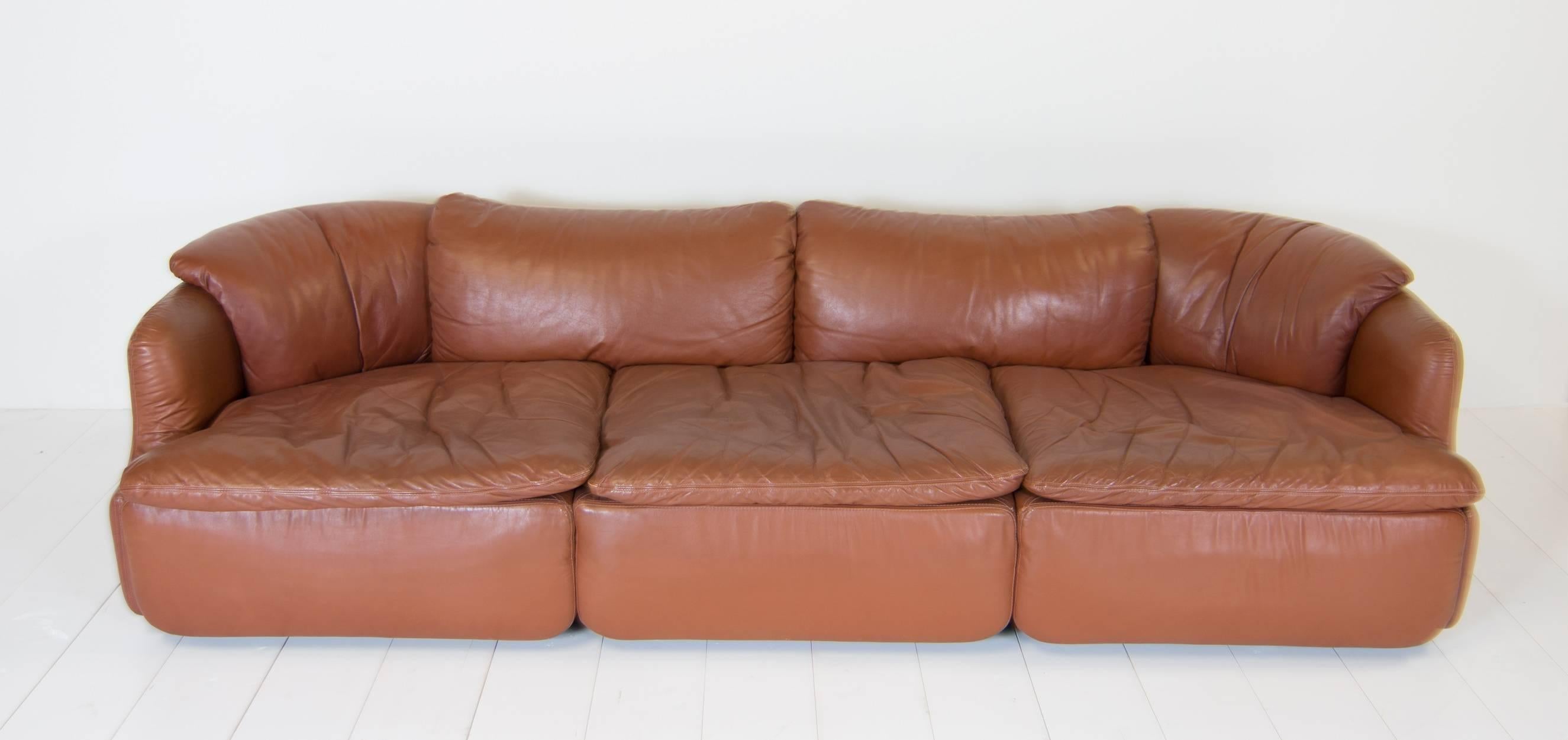 This Saporiti sofa is designed by Alberto Rosselli. This model has the name 'Confidential'. The sofa is made with beautiful brown leather.

This sofa is designed by the Italian architect, Alberto Rosselli in 1972 for Saporiti Italia. It is one of