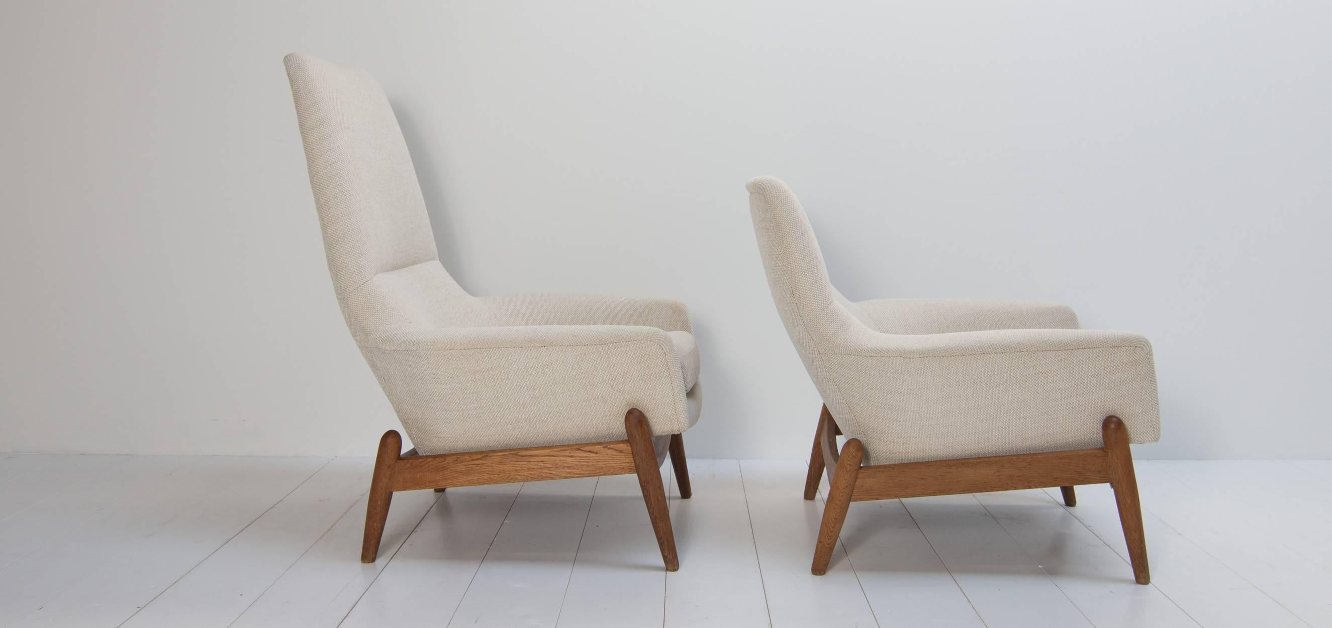 Bovenkamp lounge chairs upholstered in off-white fabric with oak frame. Ib Kofod-Larsen designed this vintage lounge chairs in the 1960s for the Dutch brand Bovenkamp. The set has one 'male lounge chair' and one 'female lounge chair'.

The Design