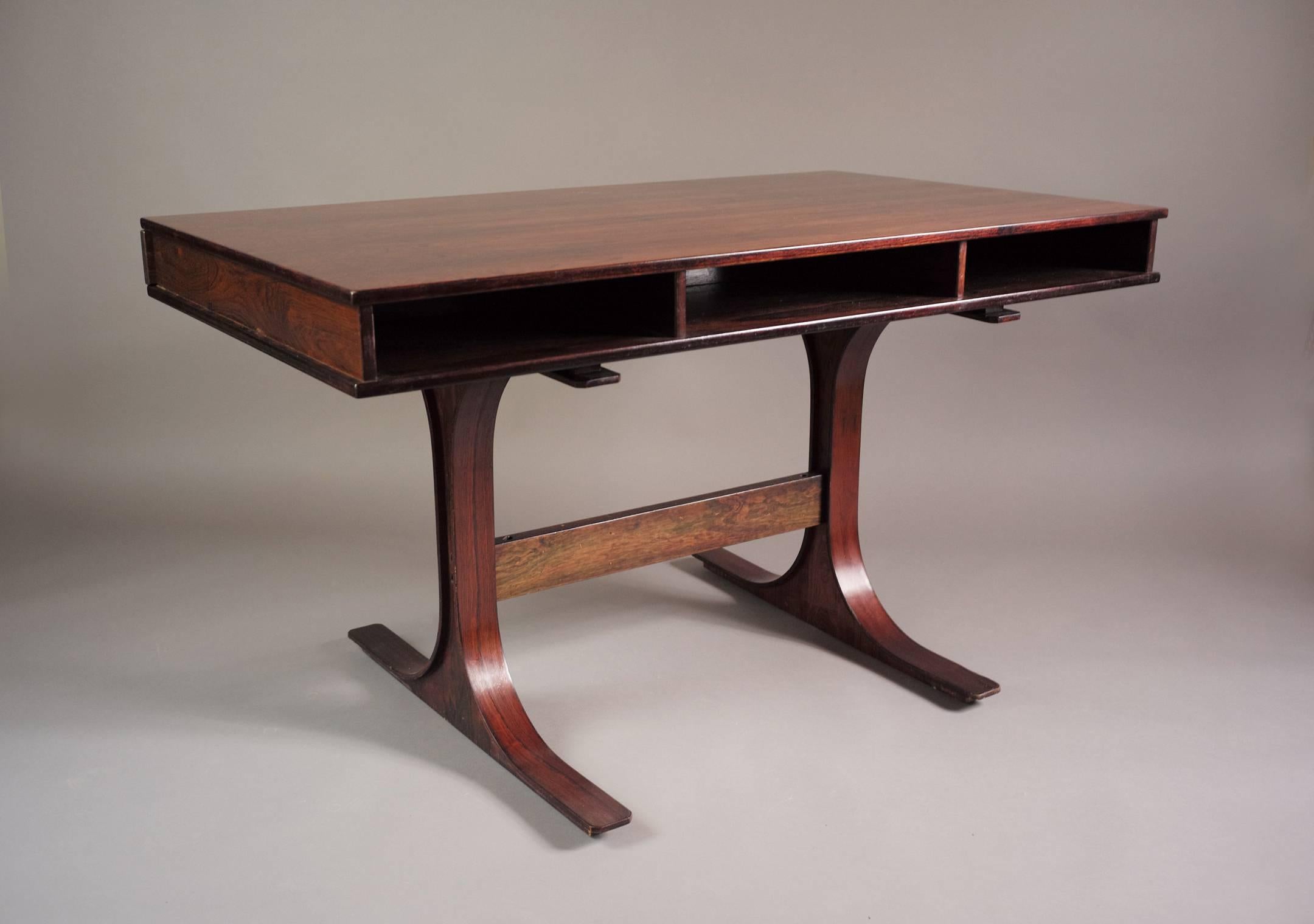 Rosewood Desk by Gianfranco Frattini for Bernini, 1957 In Good Condition In Catonvielle, FR