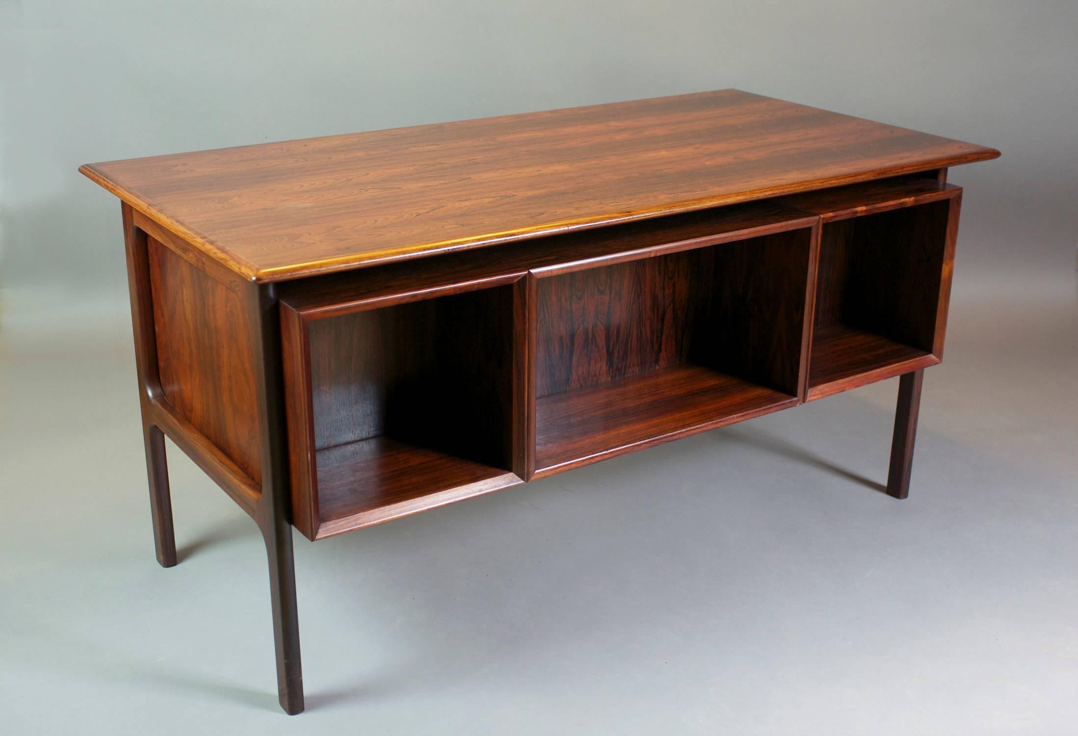 - Six-drawer cabinet in rosewood by Arne Vodder for Sibast, Sweden, 1960.
- Upper drawers are equipped with locks.
- Three-chamber library located on the outside of the desk.
- The edges are beveled and the handles are embedded.