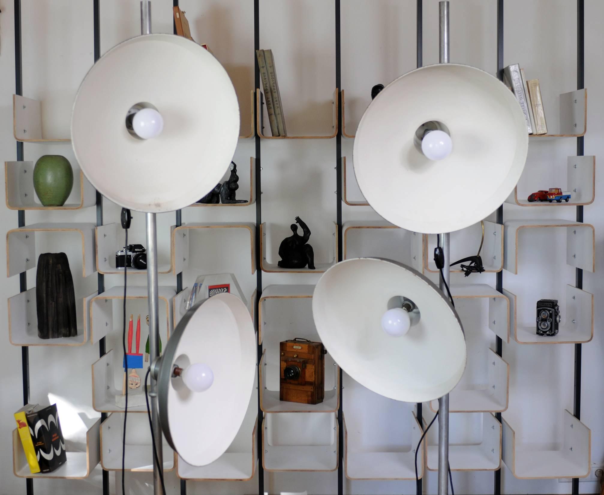 Ensemble de deux lampes de studio de photographe de Cremer, France, 1950
Base en fonte lourdement lestée avec roues
Chaque tige comporte deux grands réflecteurs, réglables par un système d'étriers.
Utilisées à l'origine avec des ampoules de 500w,