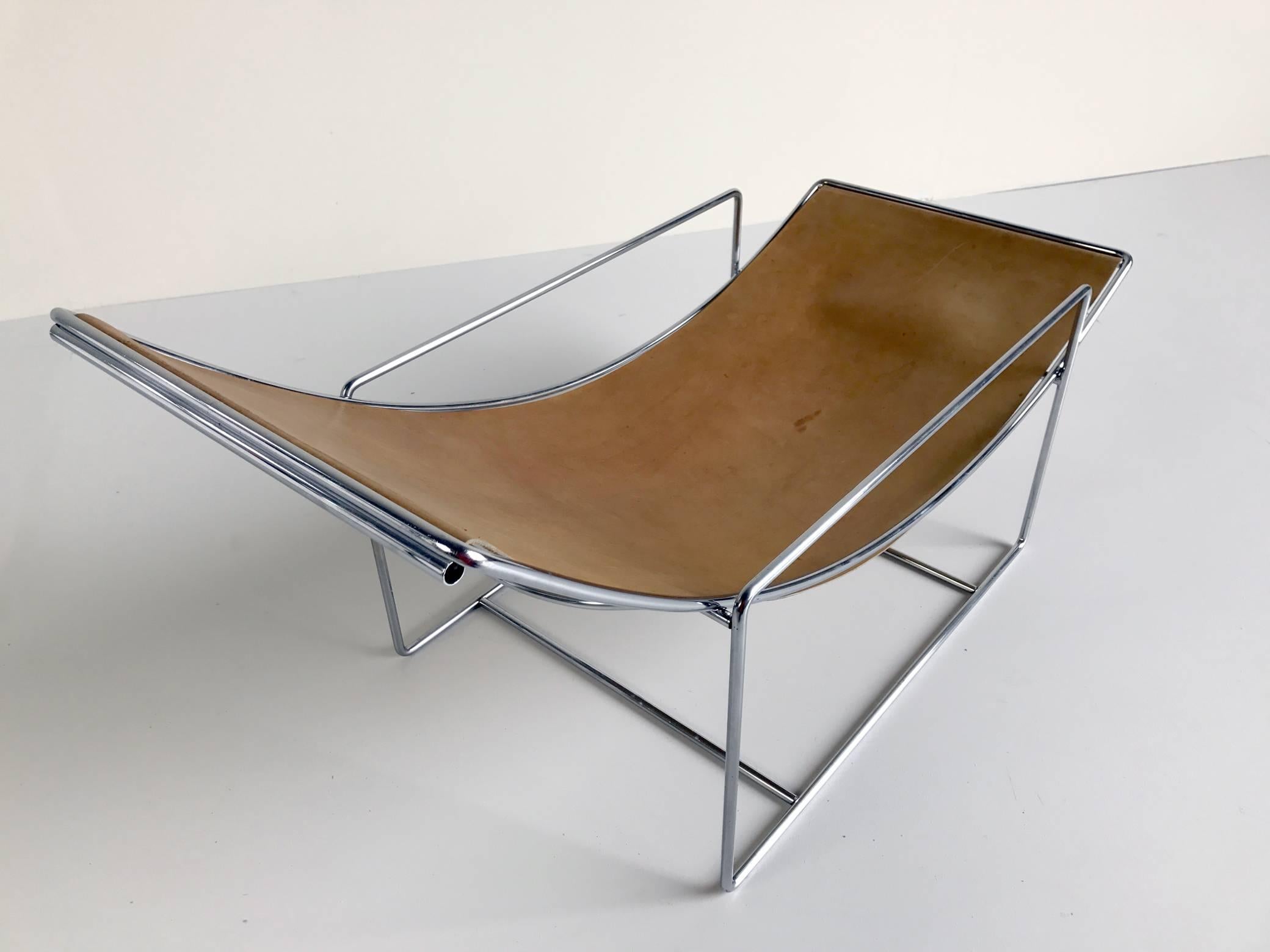 This chaise longue in taut leather and chrome-plated tubular metal dates back to the 1970s. It is designed in two independent parts. The base is fitted with a sliding seat that can be positioned as desired.
The Minimalist design gives it a