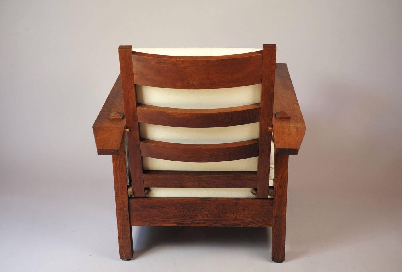 The design of this oak reclining chair is attributed to Gustav Stickley, and was produced in the United States during the 1900s. It is a variant model of the 'Mission Reclining Morris', but does not feature any manufacturer marks or documentation.