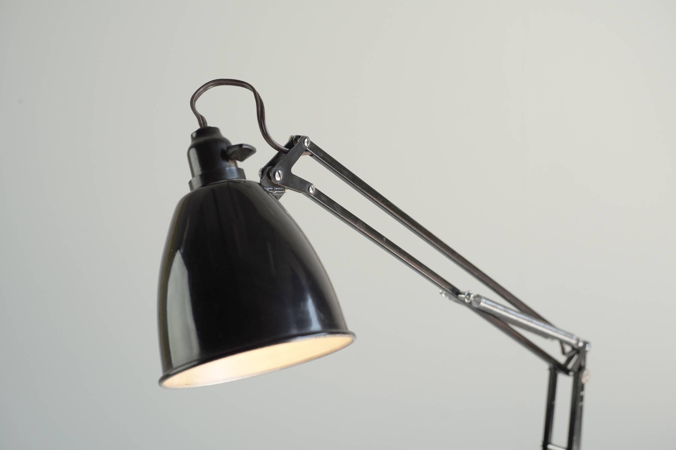 This vintage Anglepoise table lamp was designed by Georges Cawardine for Terry and Sons and features a Hermès green leather saddle stitched onto the base of the lamp. The design is inspired by the form of the human arm and this lamp is in a very
