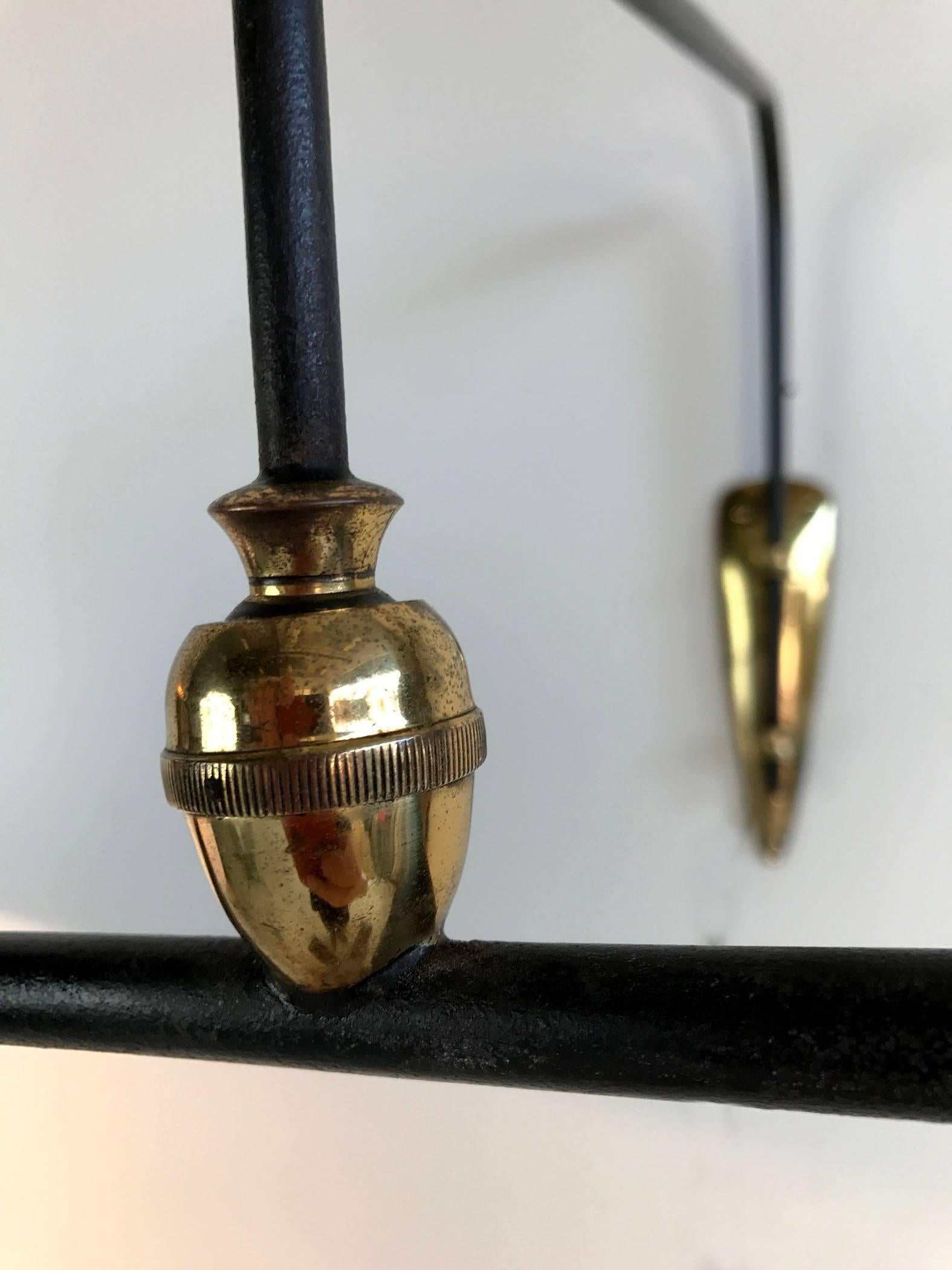 Rare counter balance wall lamp mod. 1340, black lacquered metal, bronze and gilded brass, Maison Arlus, France, 1950.
The diabolo-shaped reflector is double ignition, a counterweight and two ball joints allow to position both arms according to its