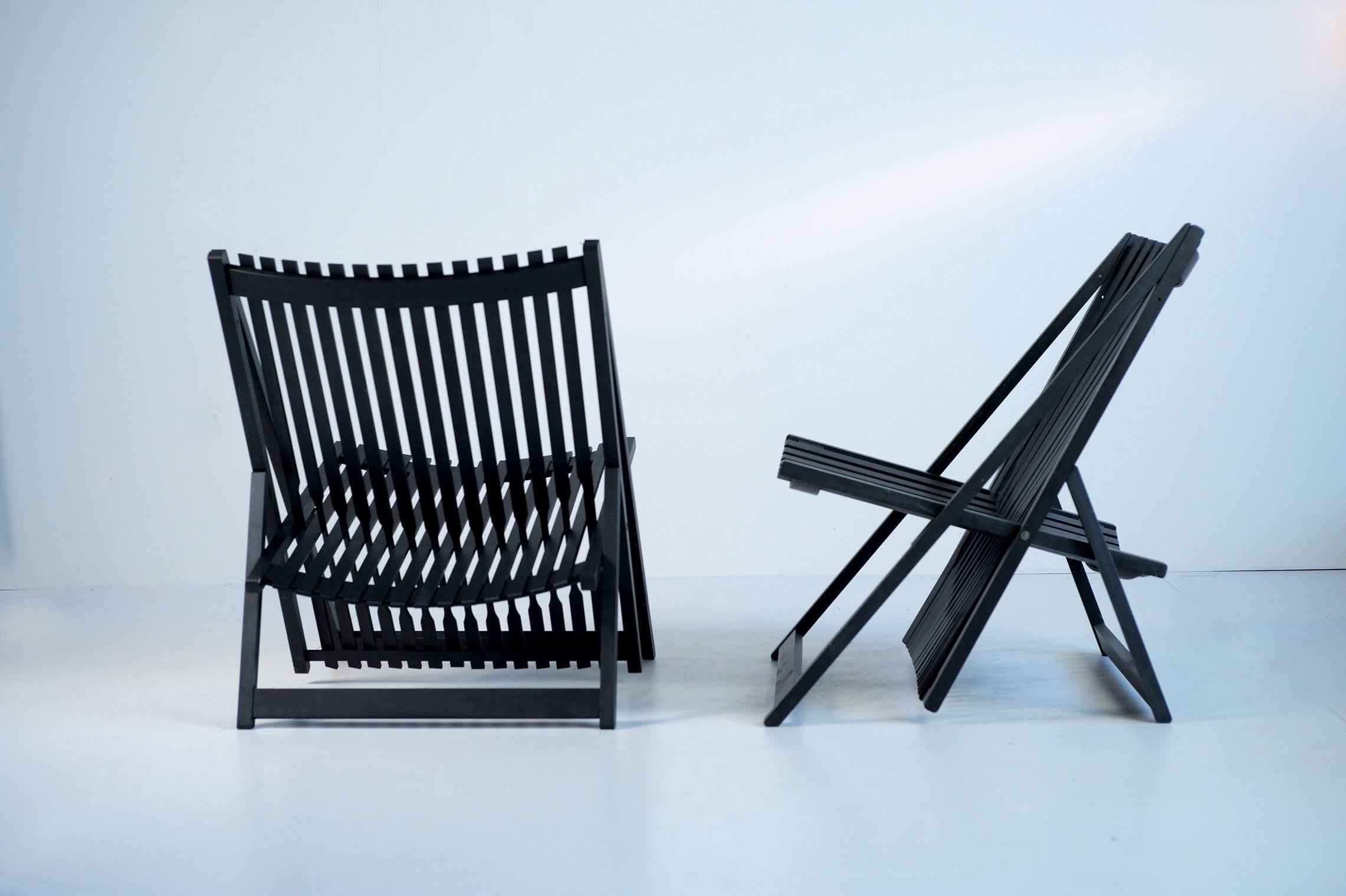 Rare paire de chaises longues gris teinté A1 de Jean-Claude Duboys, édition Attitude, France, 1980. D'un confort étonnant, ces sièges sont réalisés en lames d'érable massif, ils sont pliables et font partie d'un ensemble de mobilier créé dans les