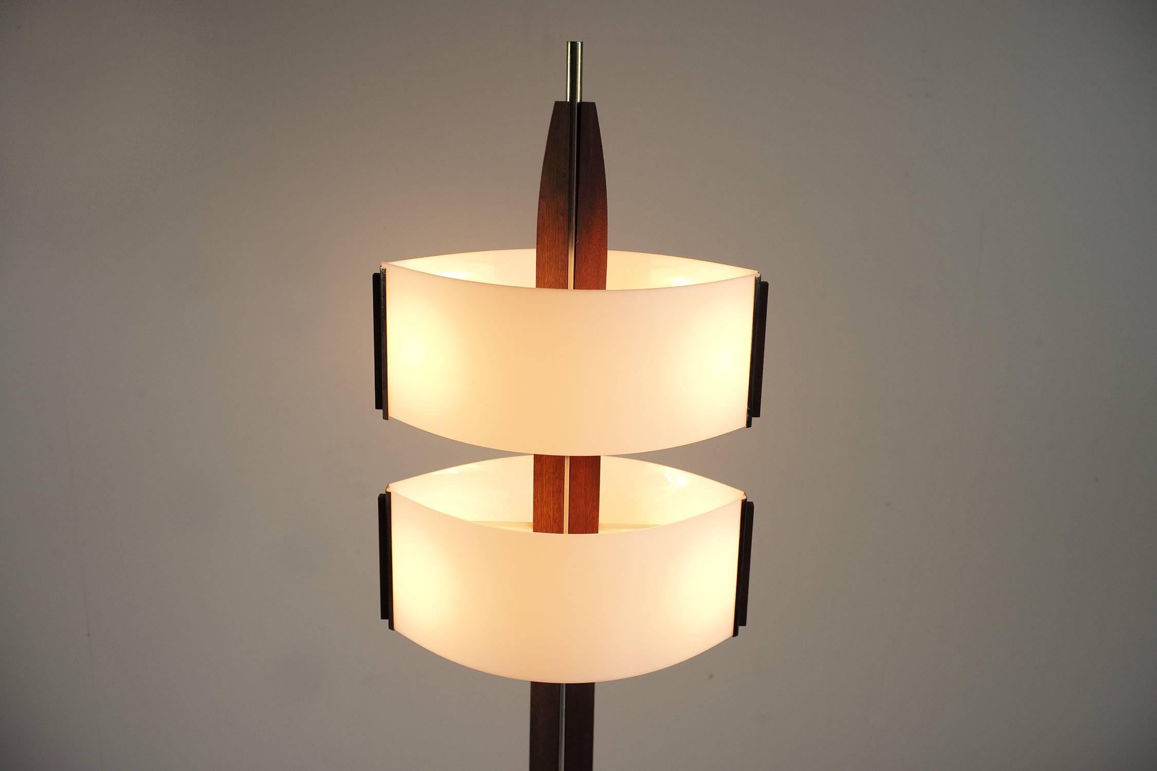 TOTEM floor lamp in gilded metal, teak and perspex from Arlus, France 1960. The black cast iron base has two toggle switches. Four bulbs ensure a beautiful light.
Very nice state of origin.