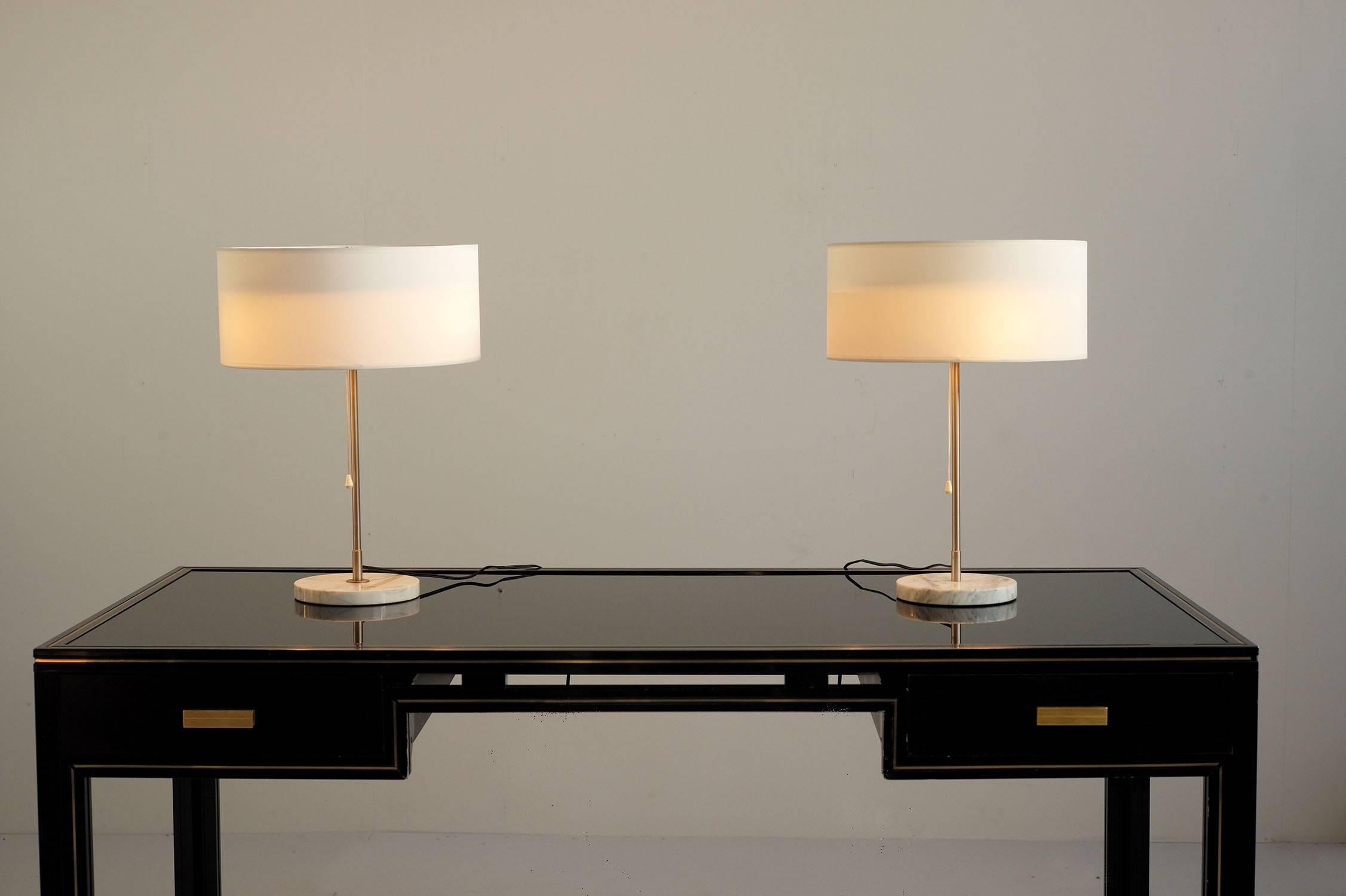 Alain Richard; rare pair of table lamps for Pierre Disderot, France, 1960.
Veined marble base, satin stainless steel barrel, lampshade surmounted by a white translucent plexiglass plate. The light is provided by three light bulbs, pull switch.
In