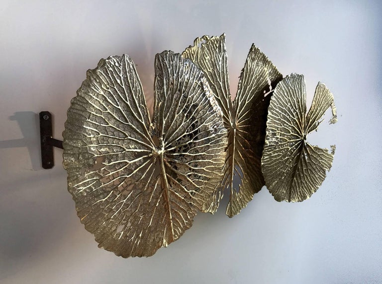 Bronze mural representing three ribbed leaves by Oak, France, 2015.
The work of a great fineness alternates the raw bronze with the polish of the ribs. 
The artist uses a Primitive method to cast bronze. The delicacy of the mold leads to