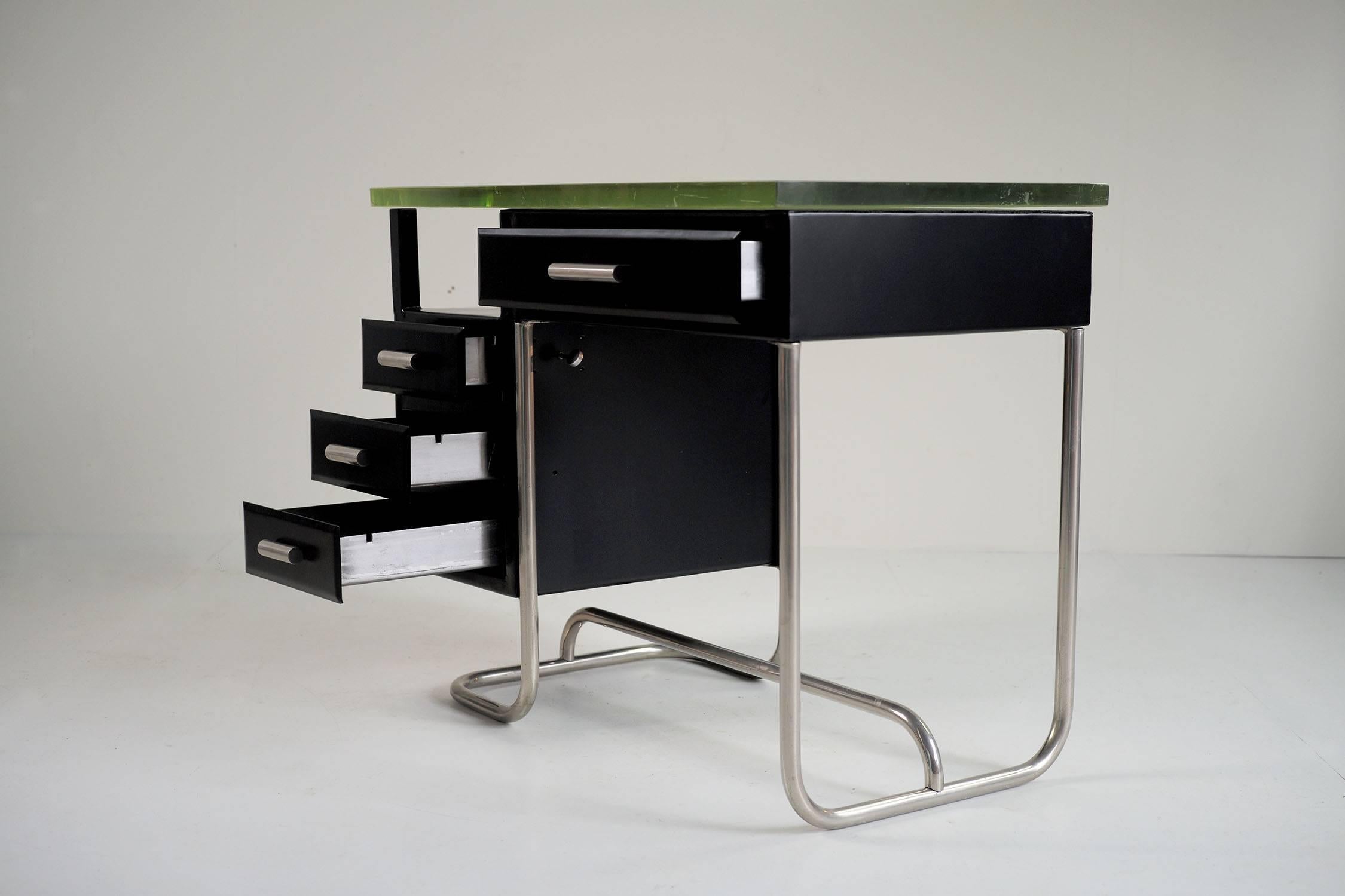 Tubular Desk in Black Lacquered Metal and Glass Slab, 1930 In Excellent Condition In Catonvielle, FR