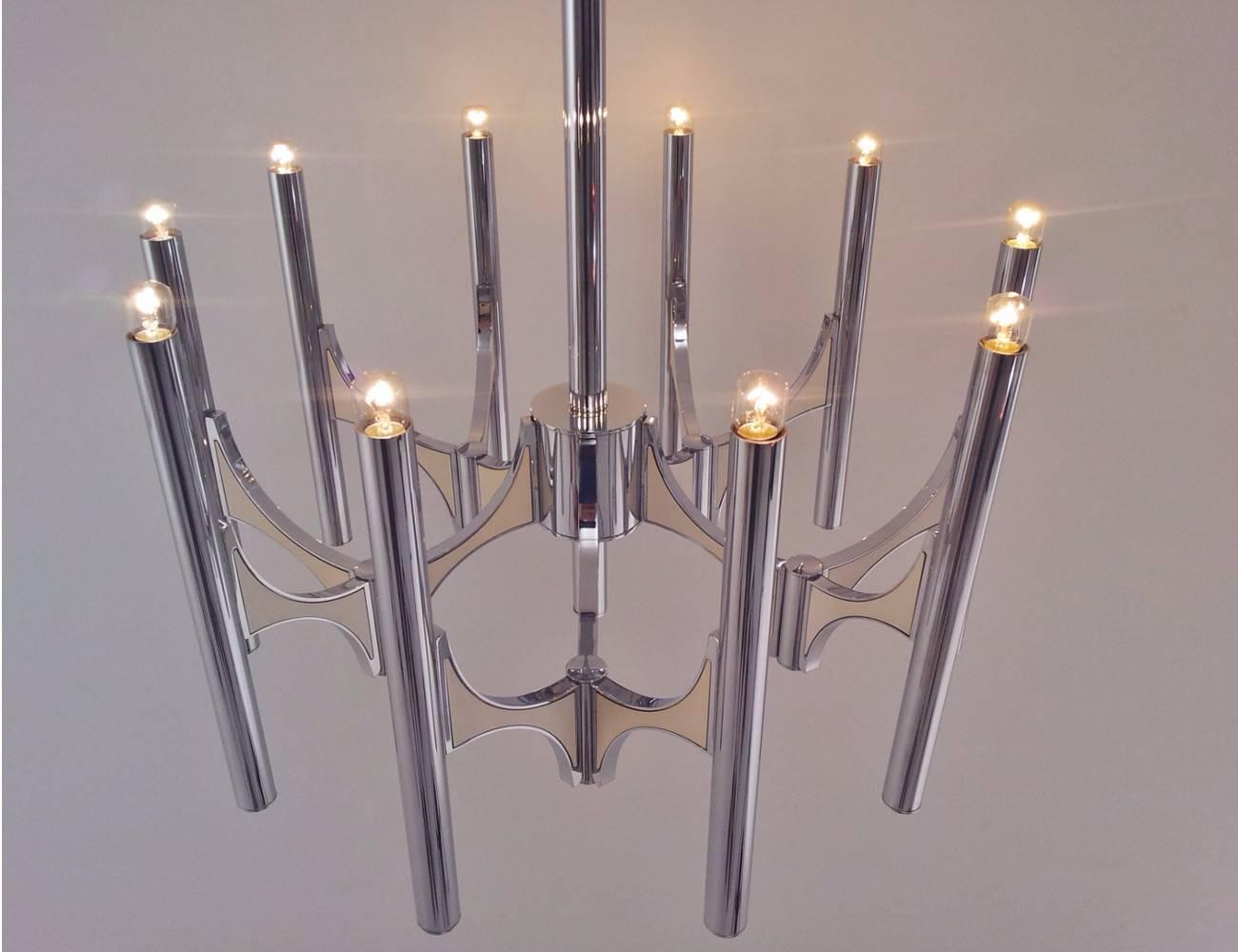 Magistrale and iconic suspension of Gaetano Sciolari for Lightolier in chromed metal and sheets of white metal composed of five branches, themselves divided into two branches, ten fires.
An exceptional piece!