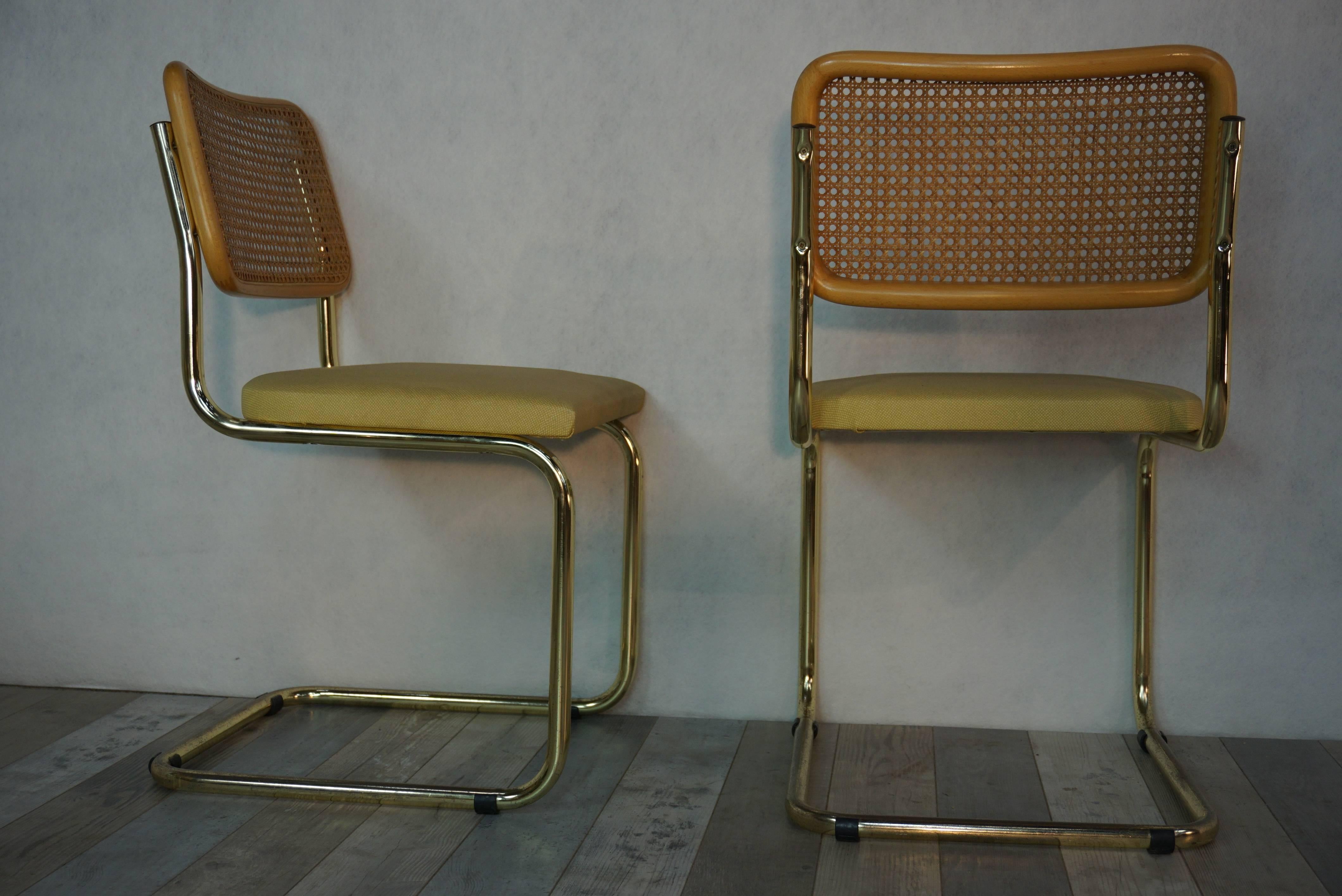 A must have of the Bauhaus, you are accustomed to see these chairs vintage, iconic, timeless and unavoidable, with chrome structure, back and wicker seat. Here opt for originality in addition with the alliance of wooden backrest and cane, a soft