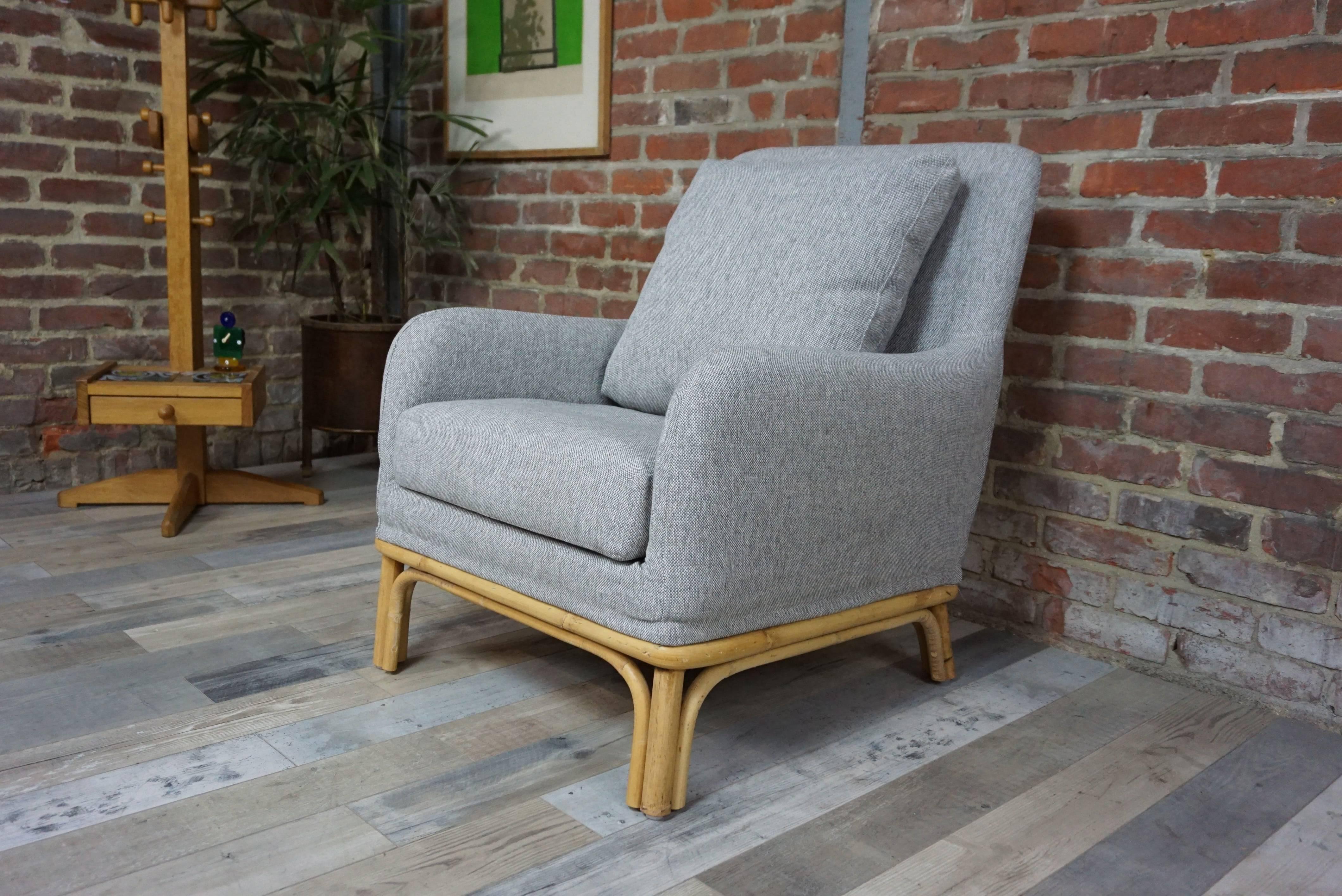 Ultra comfortable, ultra soft, with a vintage design and resolutely modern, this armchair with the soft shell dressed in gray and white fabric, with rattan feet is a real invitation Cocooning! In excellent condition.