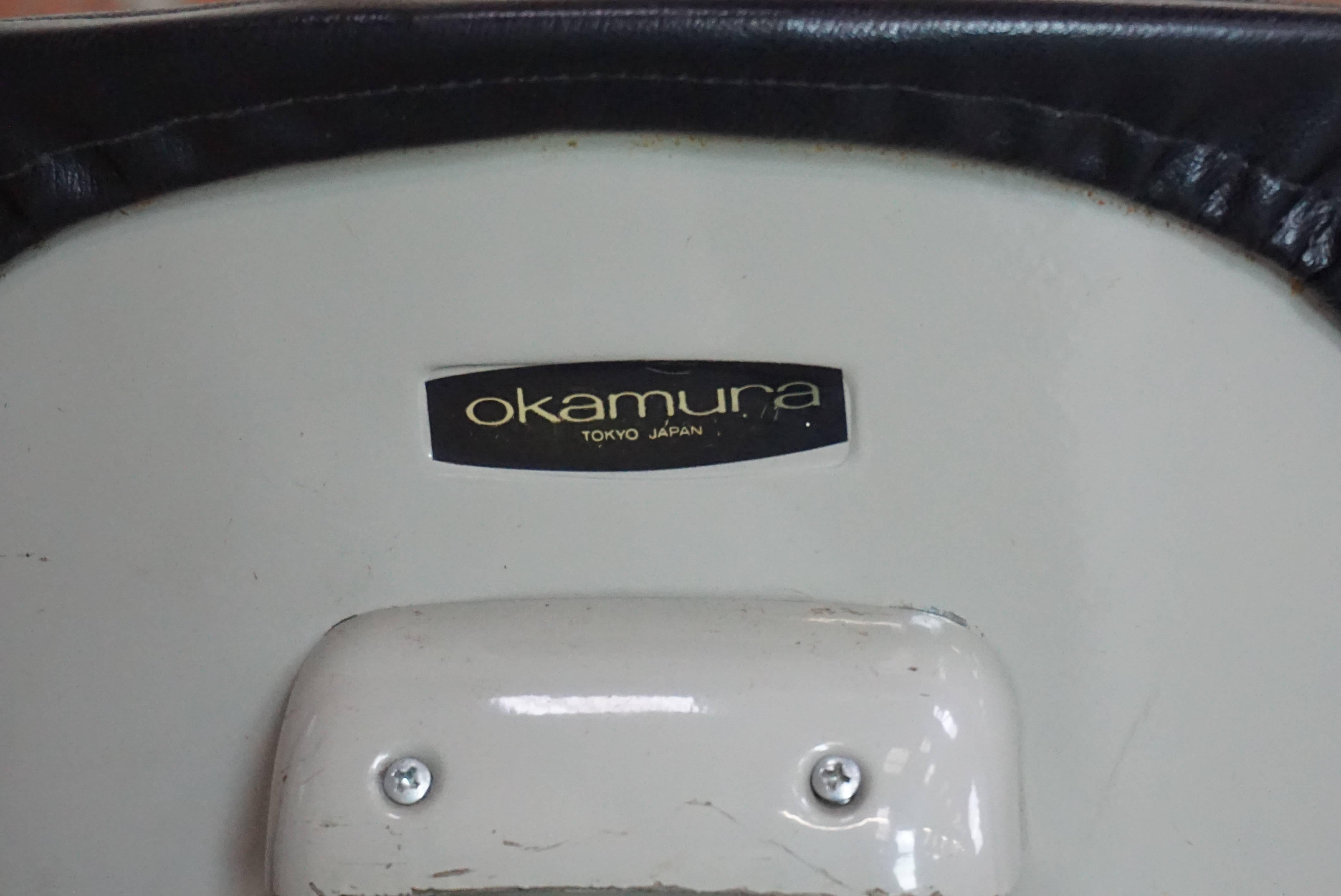 Modèle emblématique mais difficile à trouver:: ce fauteuil de bureau des années 1970 a été fabriqué par Okamura à Tokyo:: au Japon:: en 1971. Connu pour ses sièges de bureau innovants et de haute qualité:: Okamura a été inauguré en 1945 et est