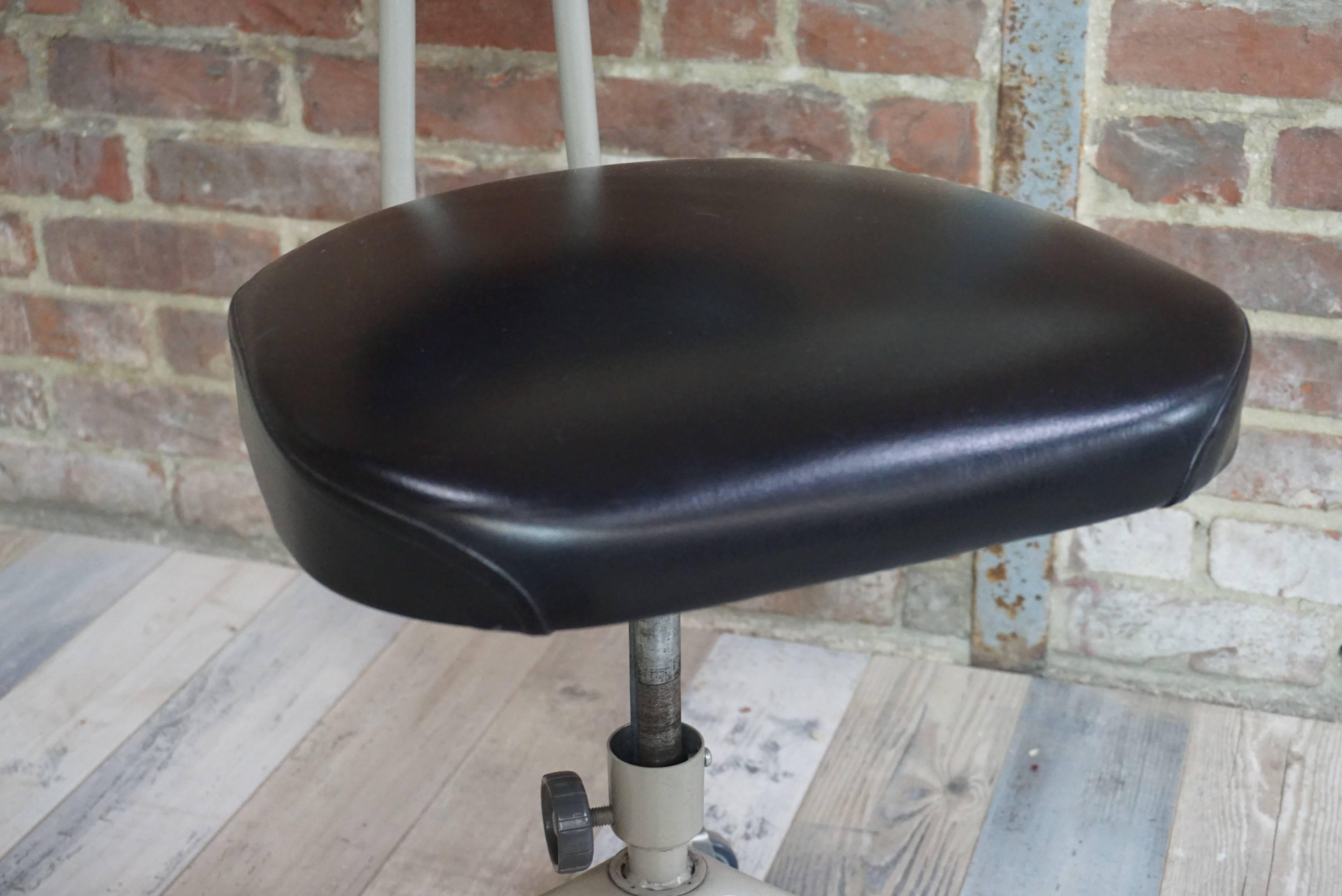 Métal Chaise de bureau pivotante et réglable par Okamura:: Japon:: 1971