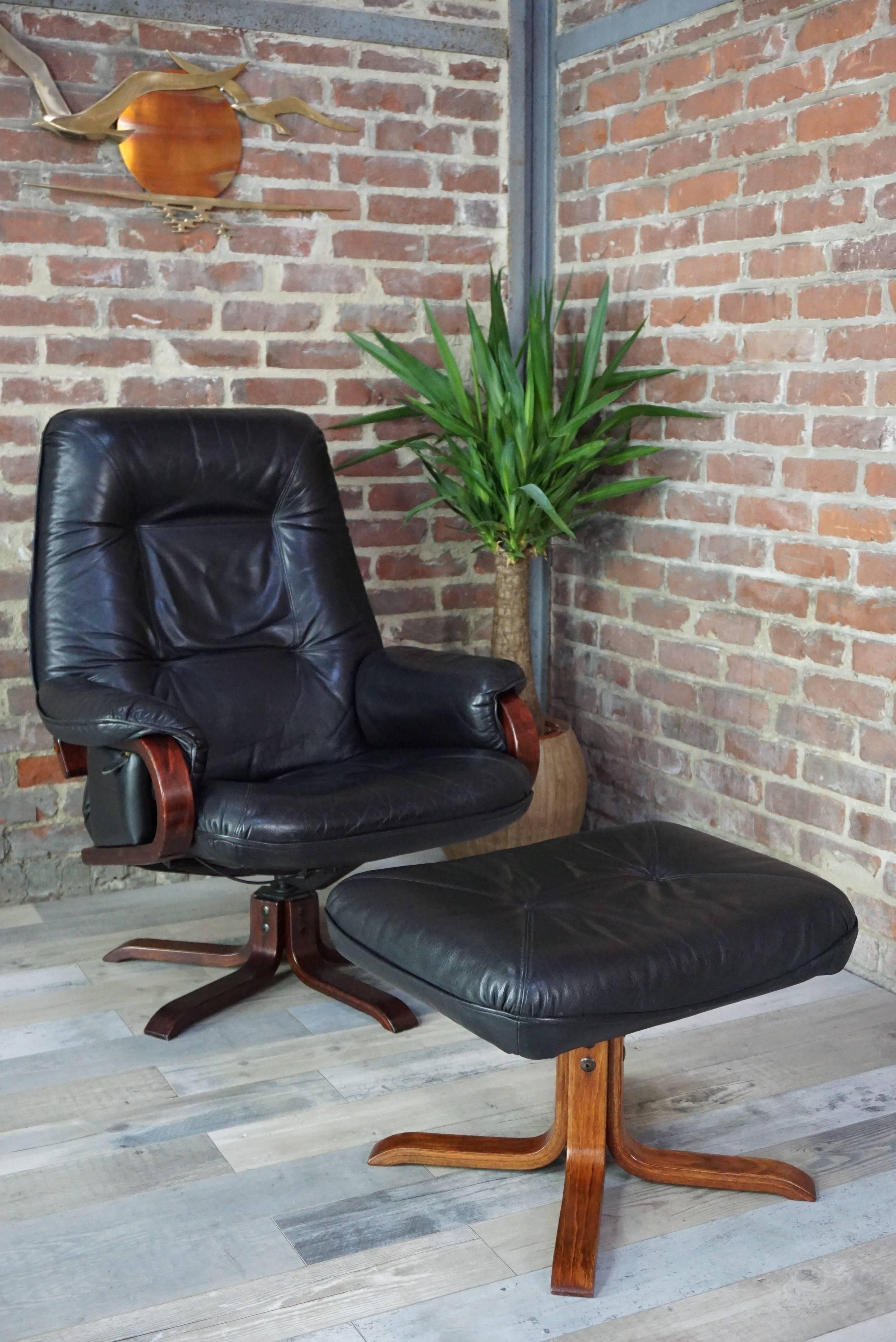 This combination with timeless and Scandinavian design, beautifully crafted is composed of a reclining armchair up to 110 cm deep in relaxed position and its ottoman. Measures: Height 40 cm x length 60 cm x depth 48 cm.
Scandinavian design leather