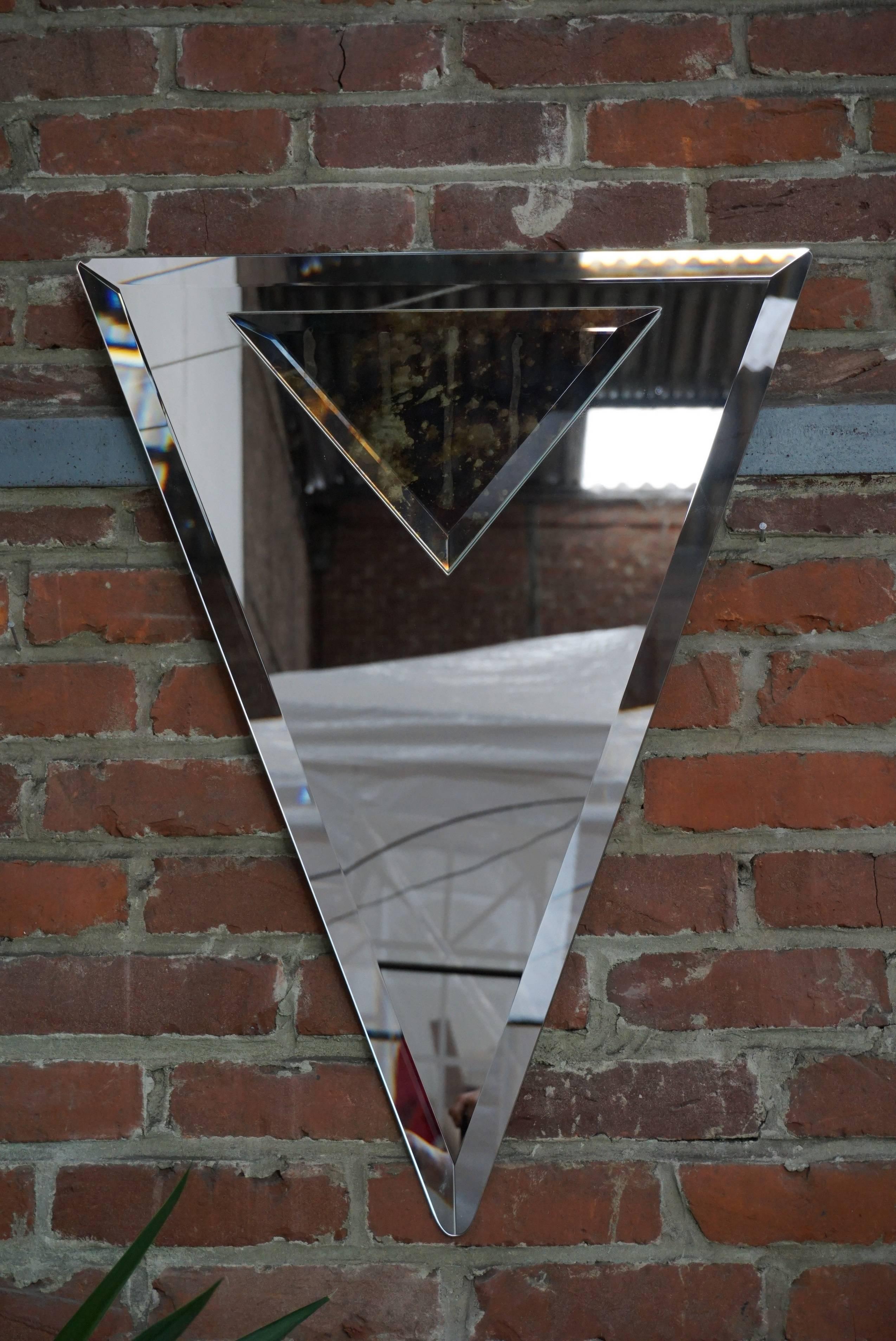 Superbe miroir ancien, biseauté, de forme triangulaire et de style Art Déco, présentant une belle mise en abîme avec son petit miroir triangulaire enchâssé dans du bronze bronzé mercurisé, du plus bel effet !