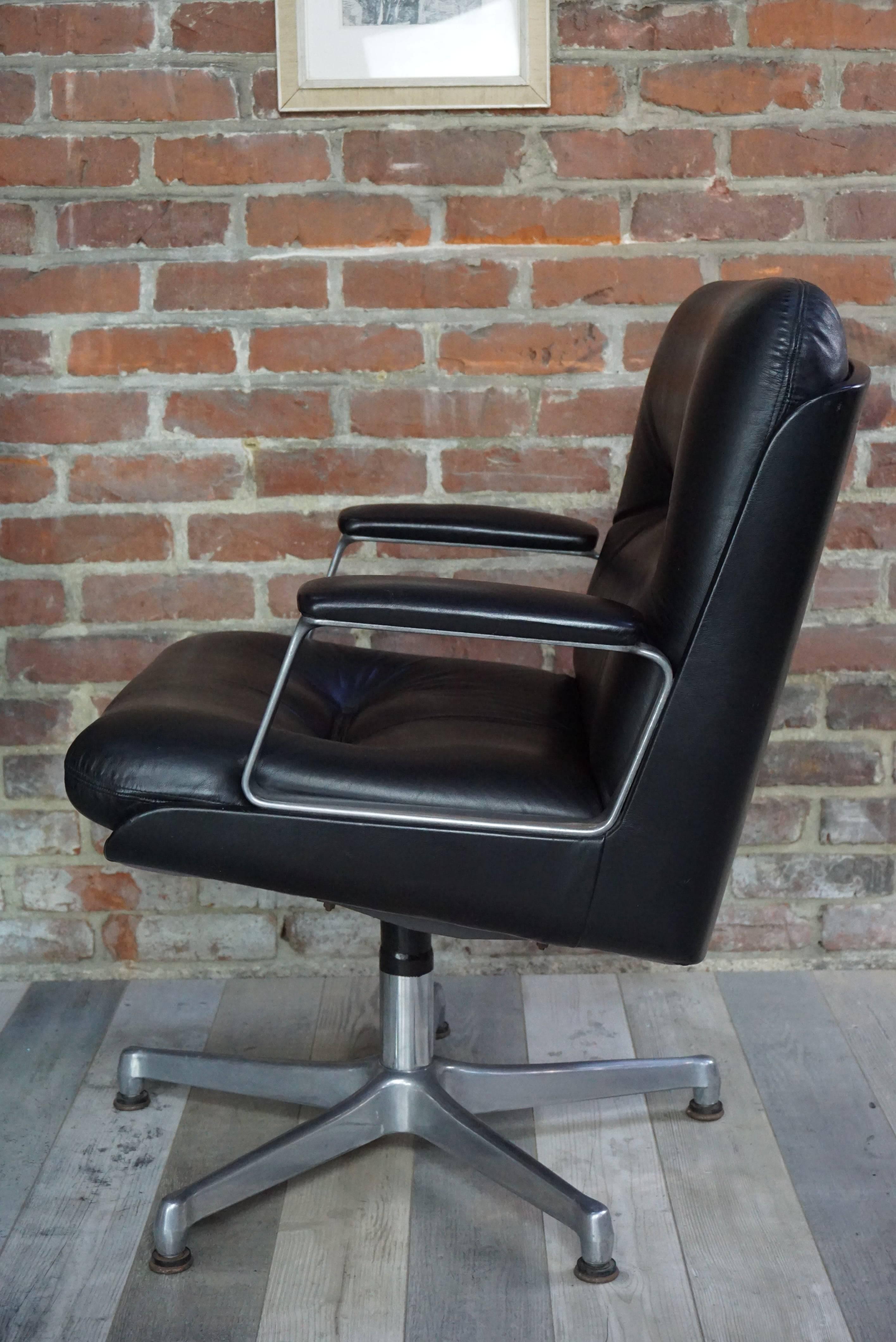 Mid-Century Modern Italian Design Office and Leather Armchair by Vaghi