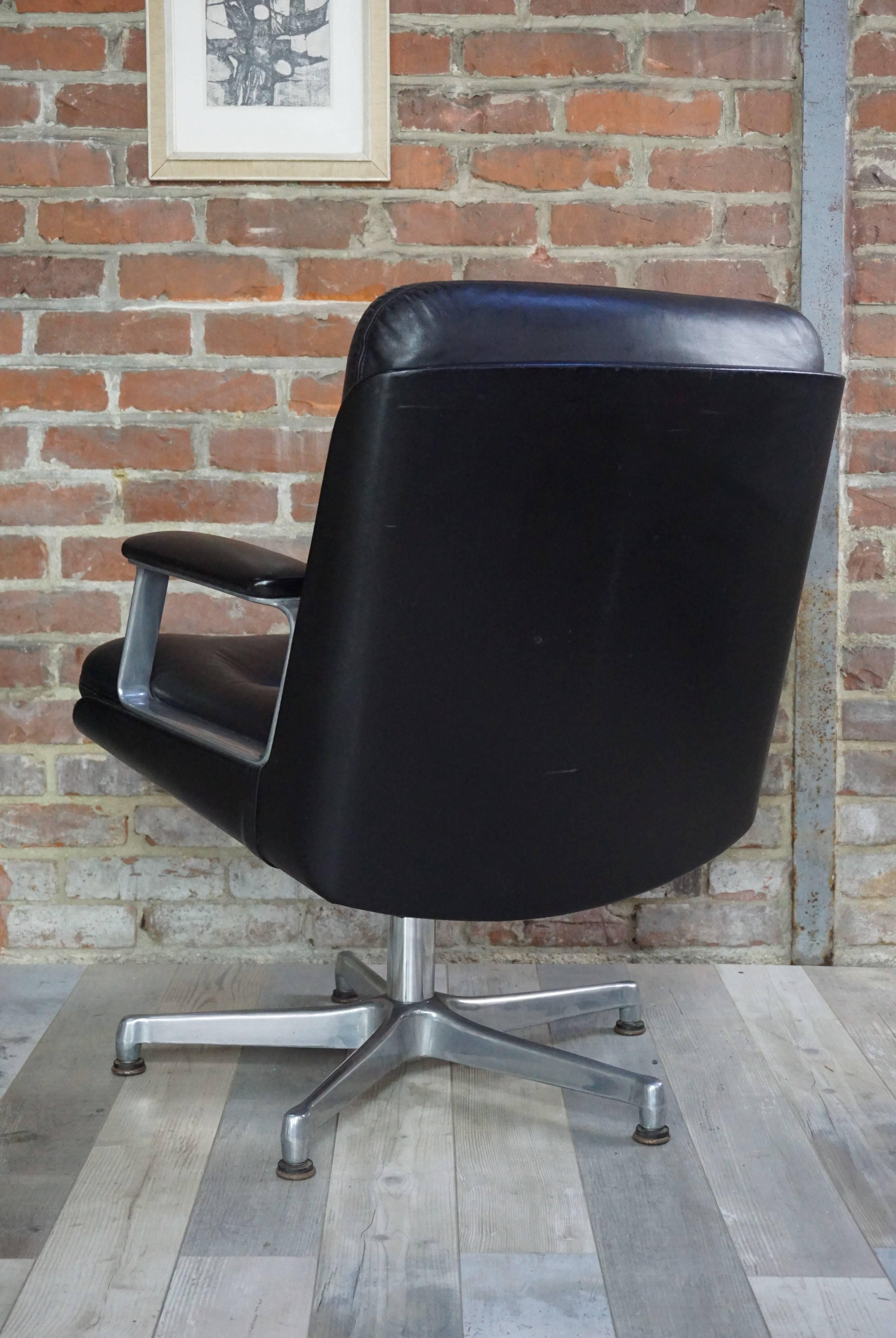 Leather armchair (not adjustable in height and are not swiveled) design by Vaghi, Italian manufacturer of high-end office chairs since 1964. This office chair is in black leather of excellent quality. Measure: Seat height 50 cm.