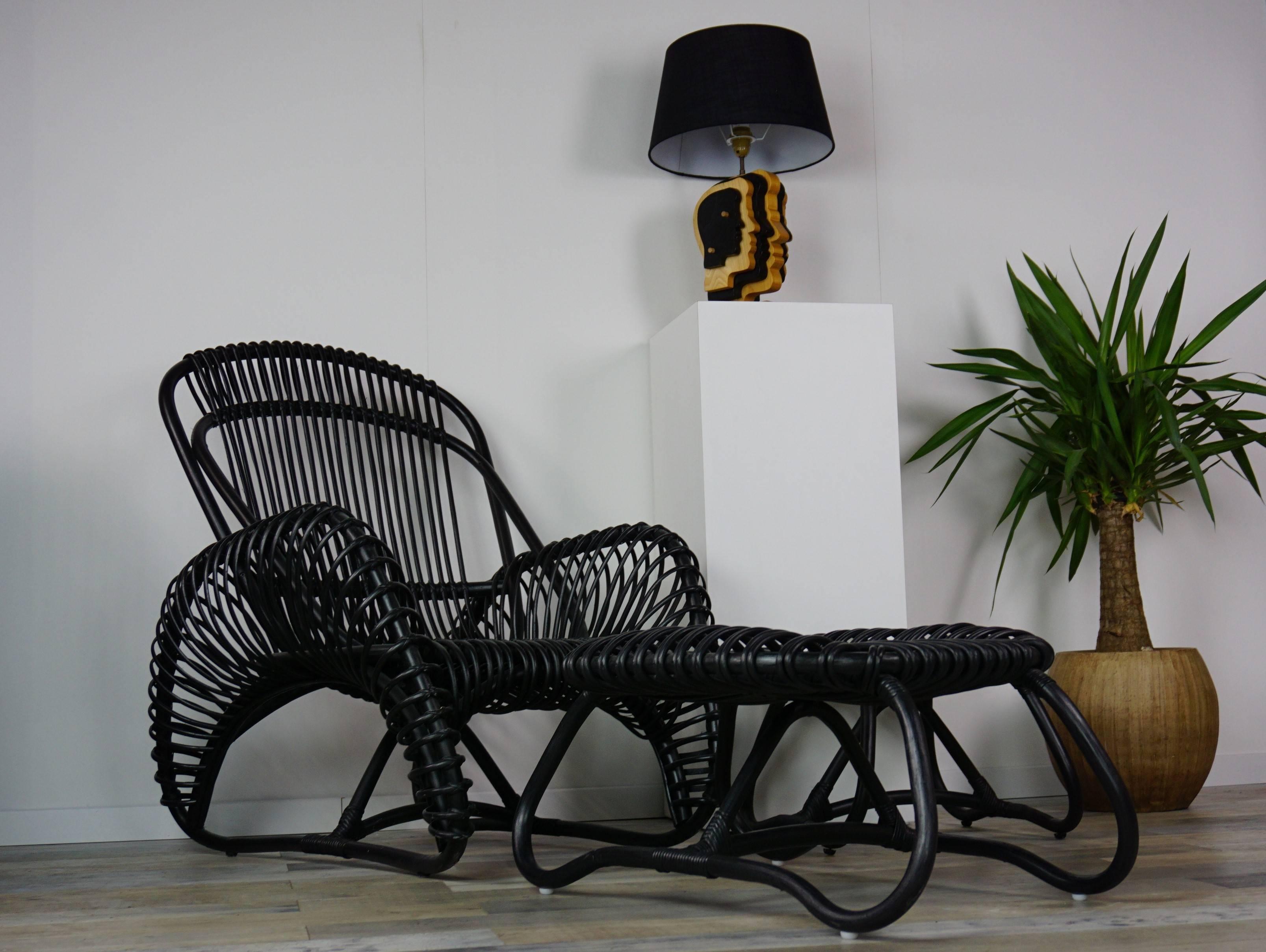 Français Ensemble de fauteuil en rotin noir avec pouf et table d'appoint en vente