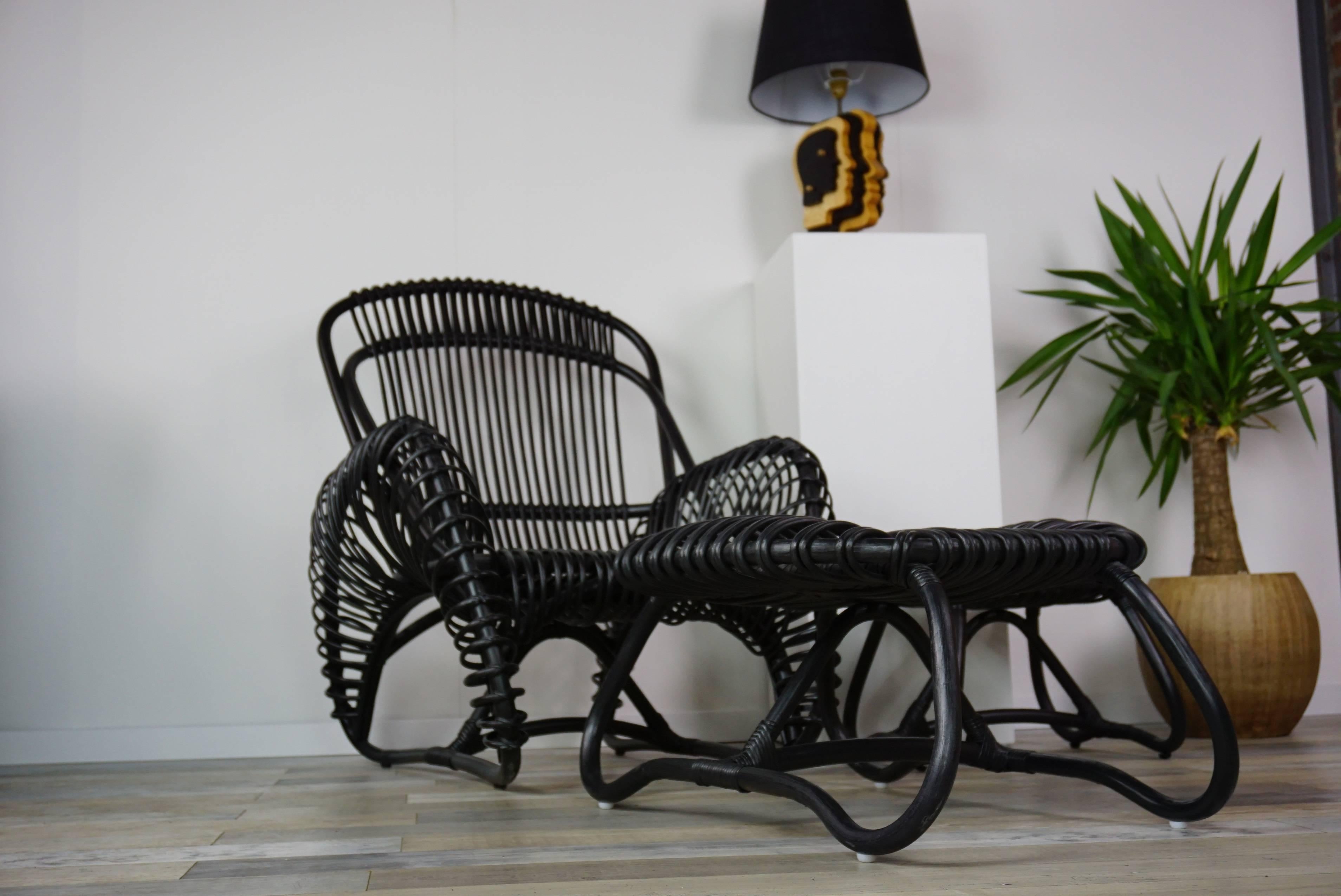 Ensemble de fauteuil en rotin noir avec pouf et table d'appoint Excellent état - En vente à Tourcoing, FR