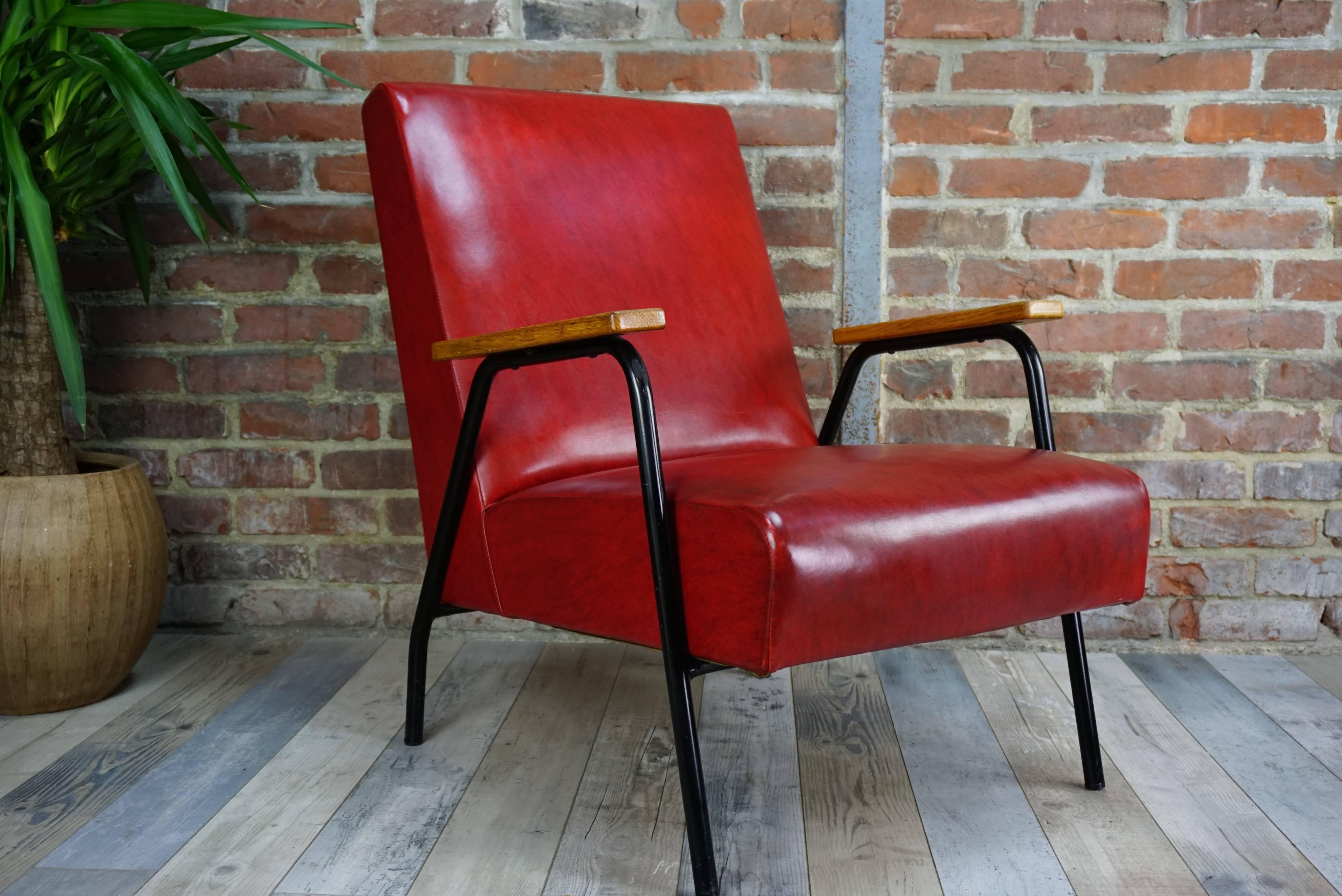 French design armchair 1950s work by Pierre Guariche for Meurop. This armchair is made of black metal and a shell (lounge seat with a height of 38cm on the floor) dressed in red, with wooden armrests. All original and in a very good state of