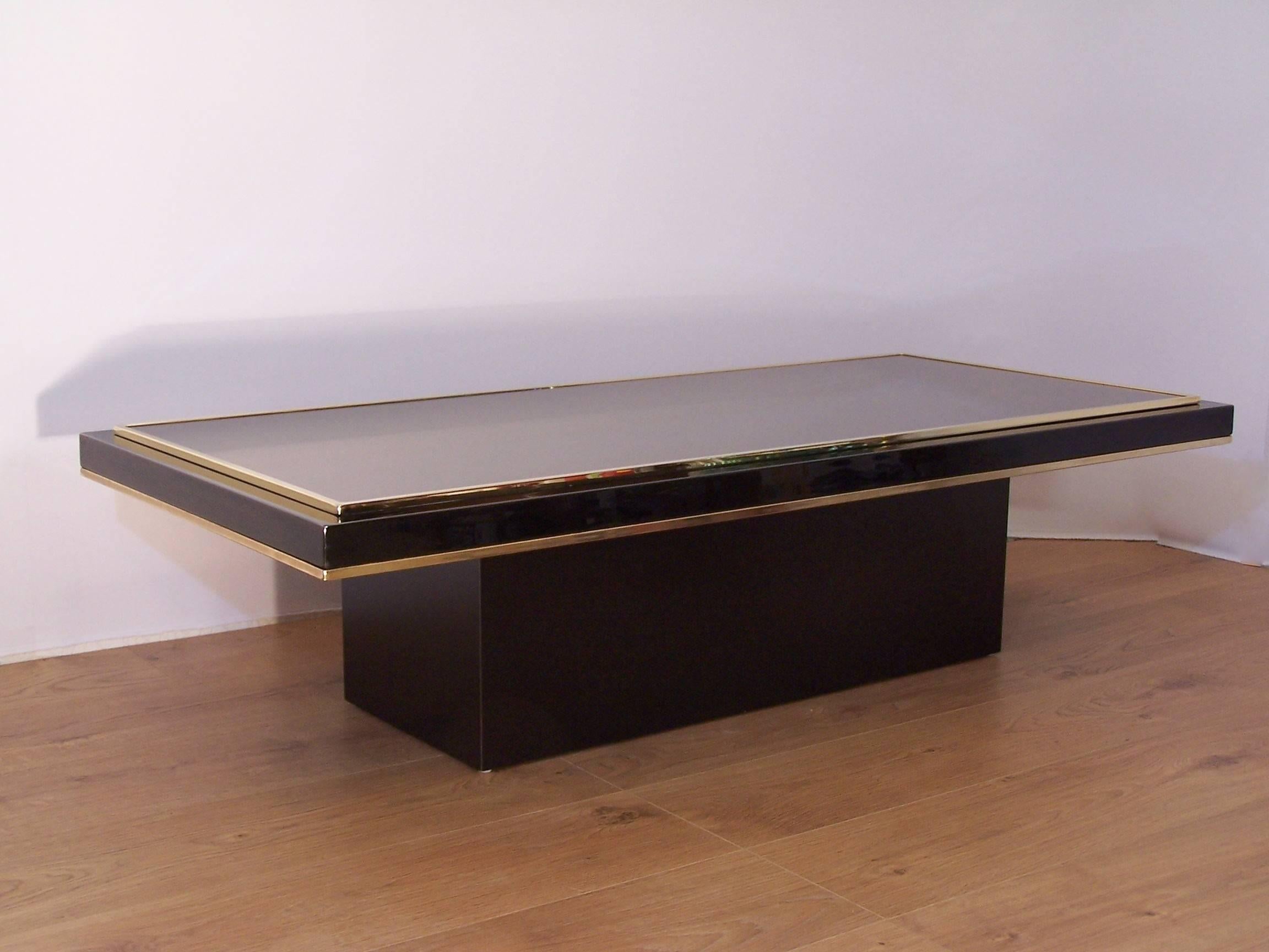 Sumptuous and glossy rectangular coffee table, vintage Dutch design by Roger Vanhevel; black lacquered metal, mirror effect bronze tray and gilded with fine gold 23-carat. Nice invoice, M2000 edition. An exceptional piece, charming and character in