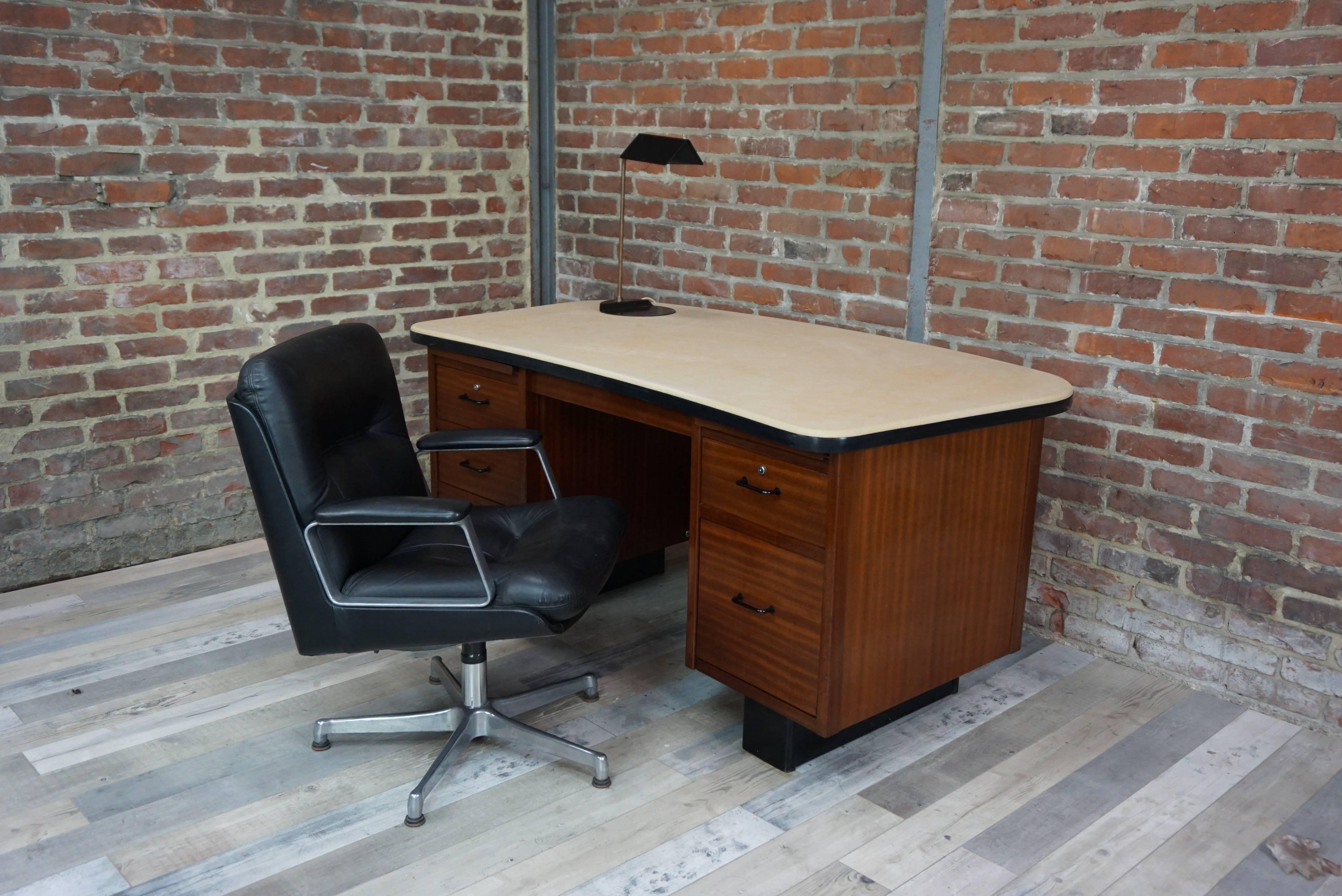 Executive desk of the 50s in teak, double boxes, tray in the shape of a bean. Large workspace, covered with sand leatherette, large drawers. In beautiful state of conservation.