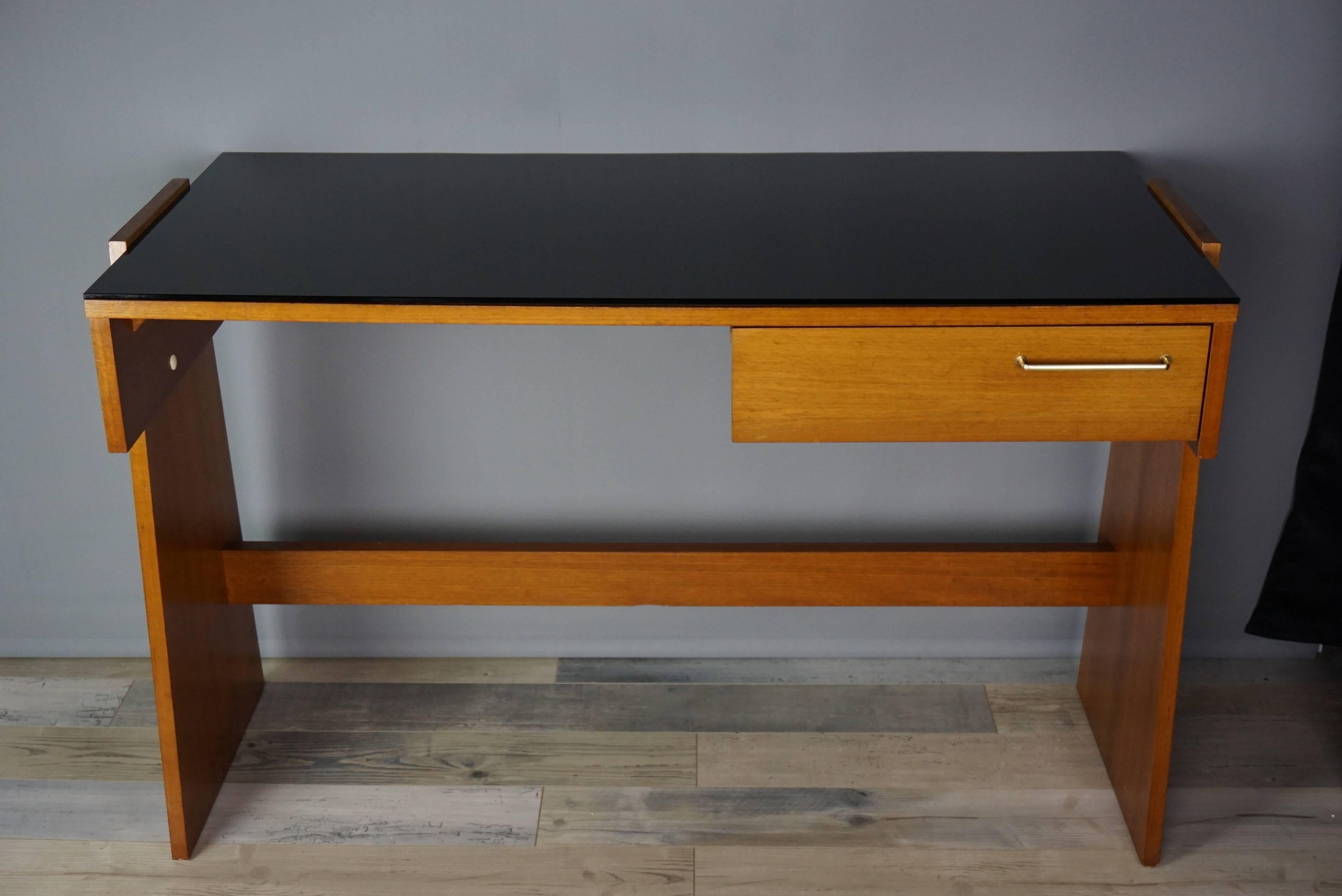 
Teak desk and black glass top, original and offering a large work surface. Atypical profile, minimalist and sober line.